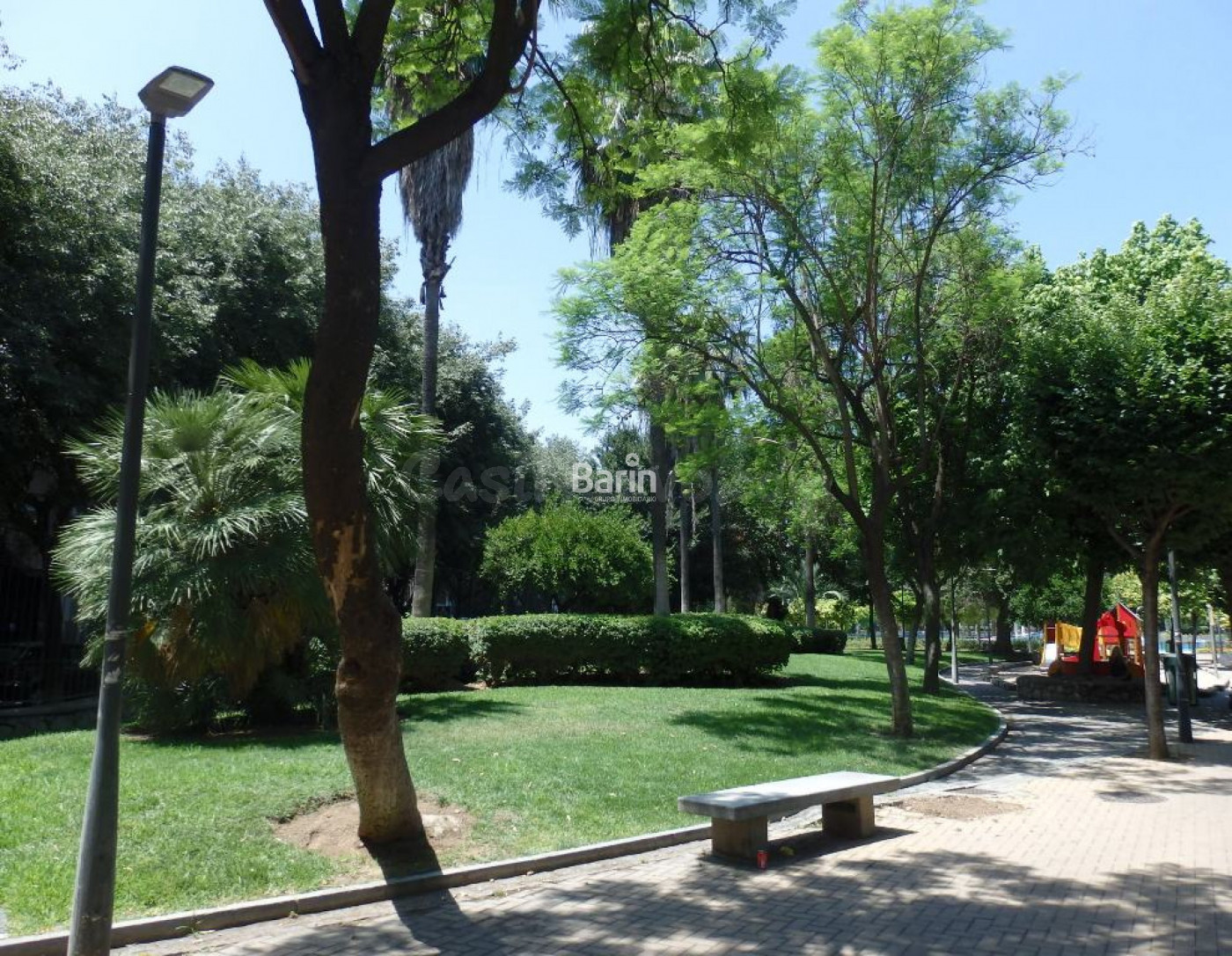 LOCAL JUNTO JARDINES VETERINARIA