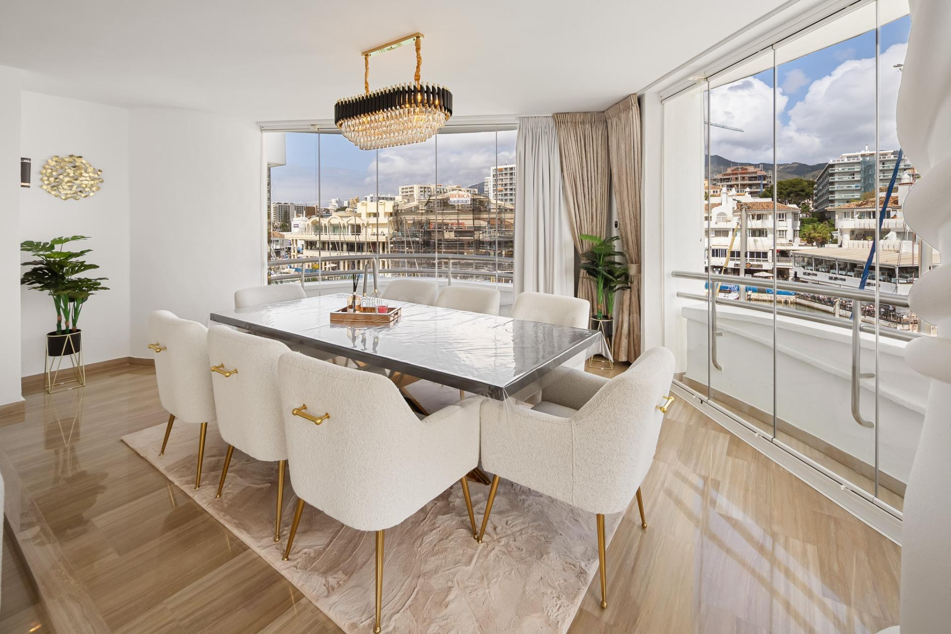 Ático reformado con gran salón panorámico en Puerto Marina