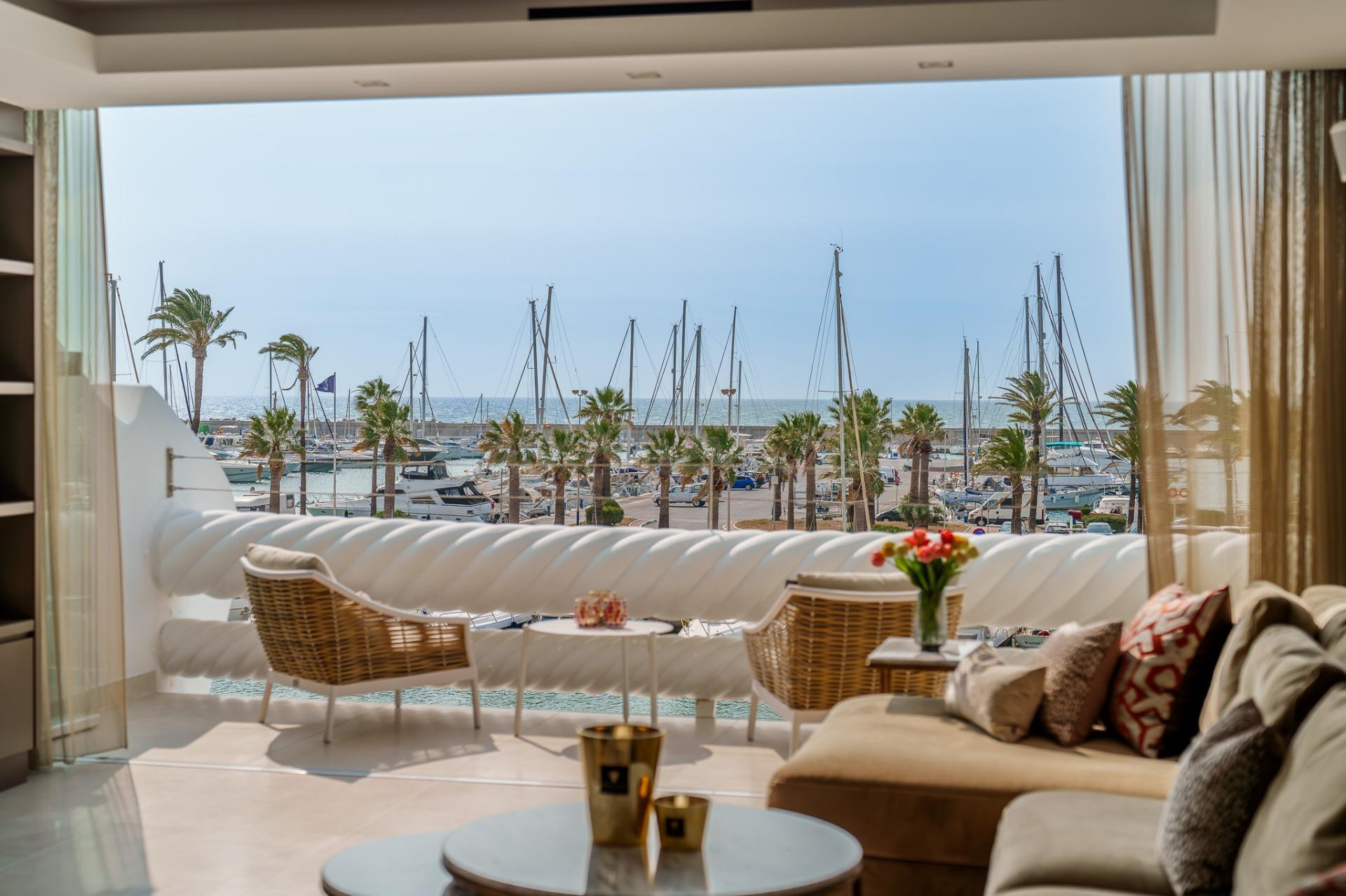 El ático más exclusivo de Puerto Marina: vistas 360º, diseño y privacidad total en Islas de Poniente