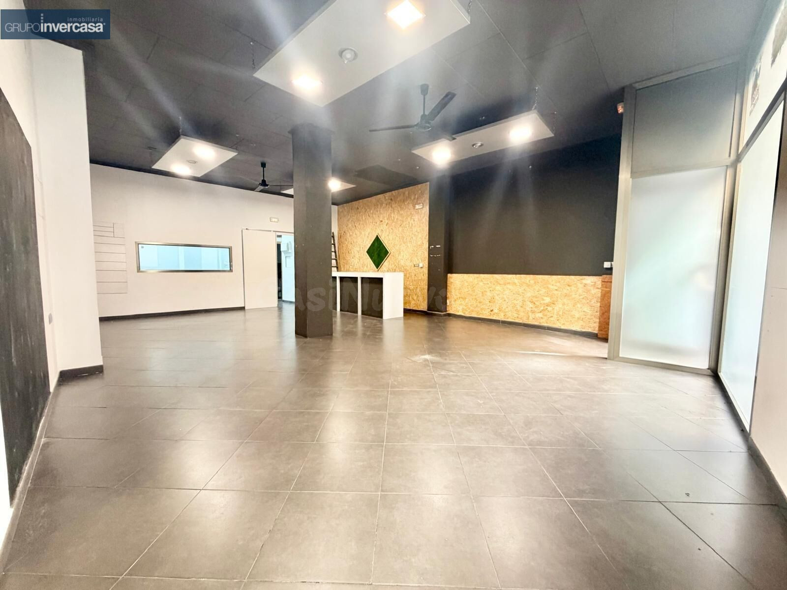 Local comercial en alquiler, se encuentra situado en zona Regacho