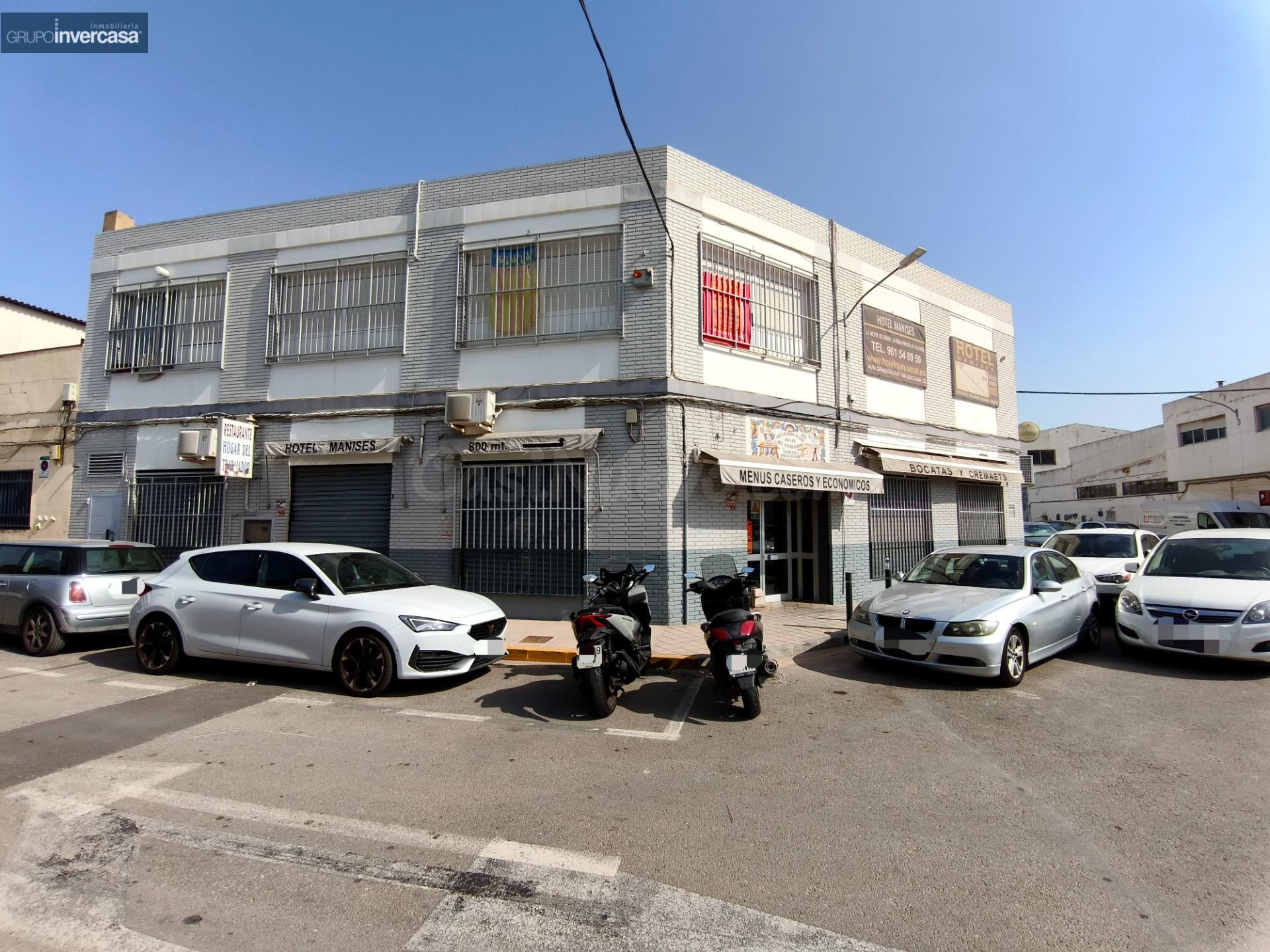 ¡Oportunidad de inversión! Edificio independiente con negocio de restauración en planta baja y espacio reformado en planta alta en zona Polígono de Manises