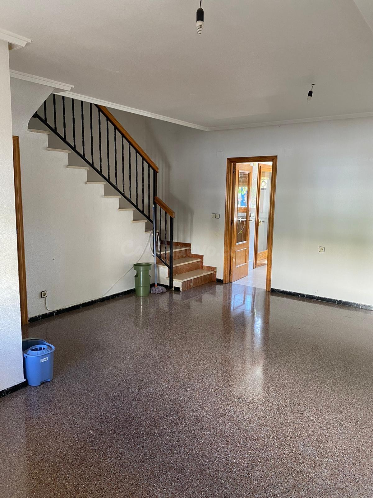 Chalet adosado sin amoblar en petrer