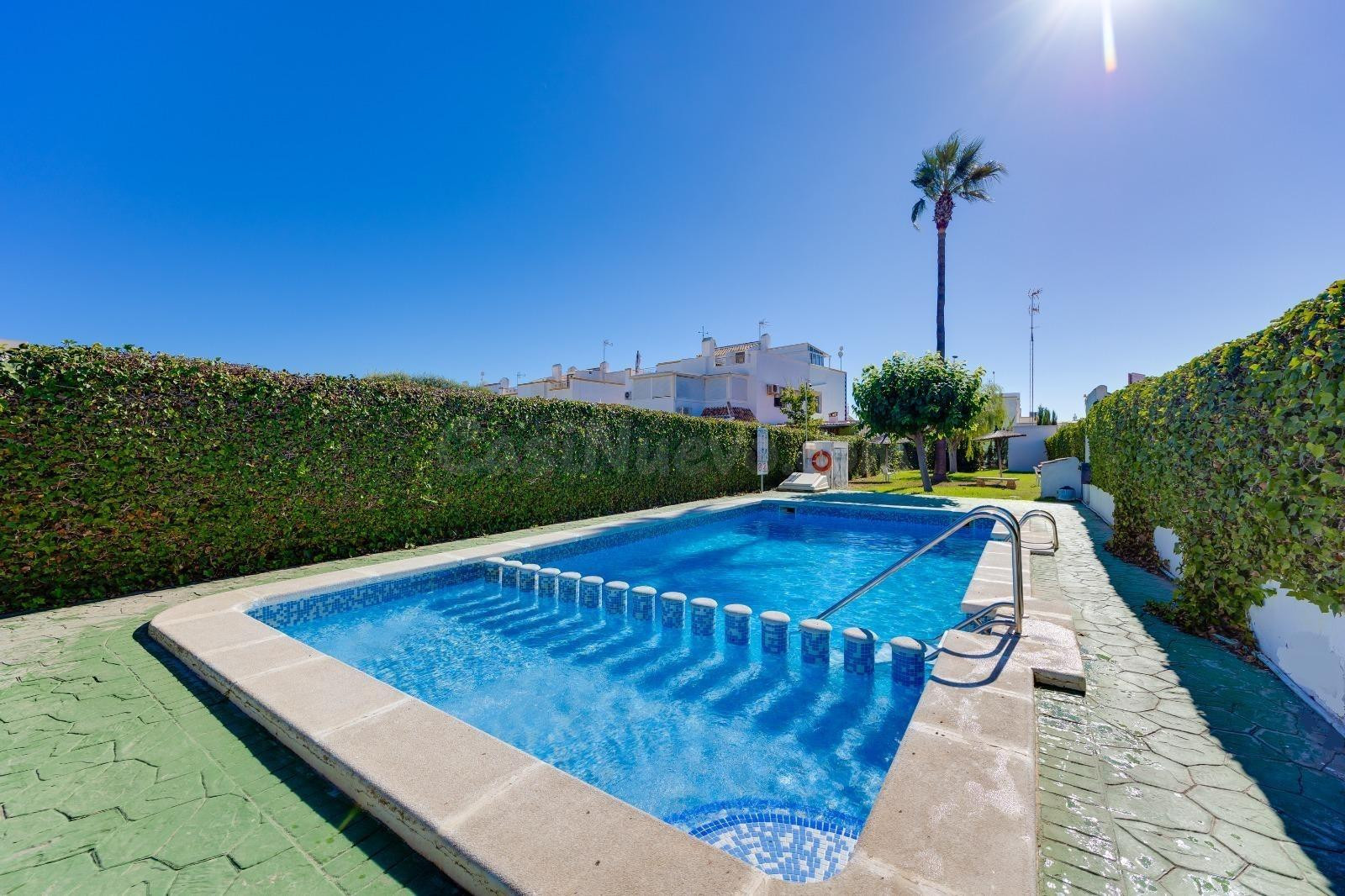 Encantador Bungalow de 3 dormitorios y piscina en Torrevieja
