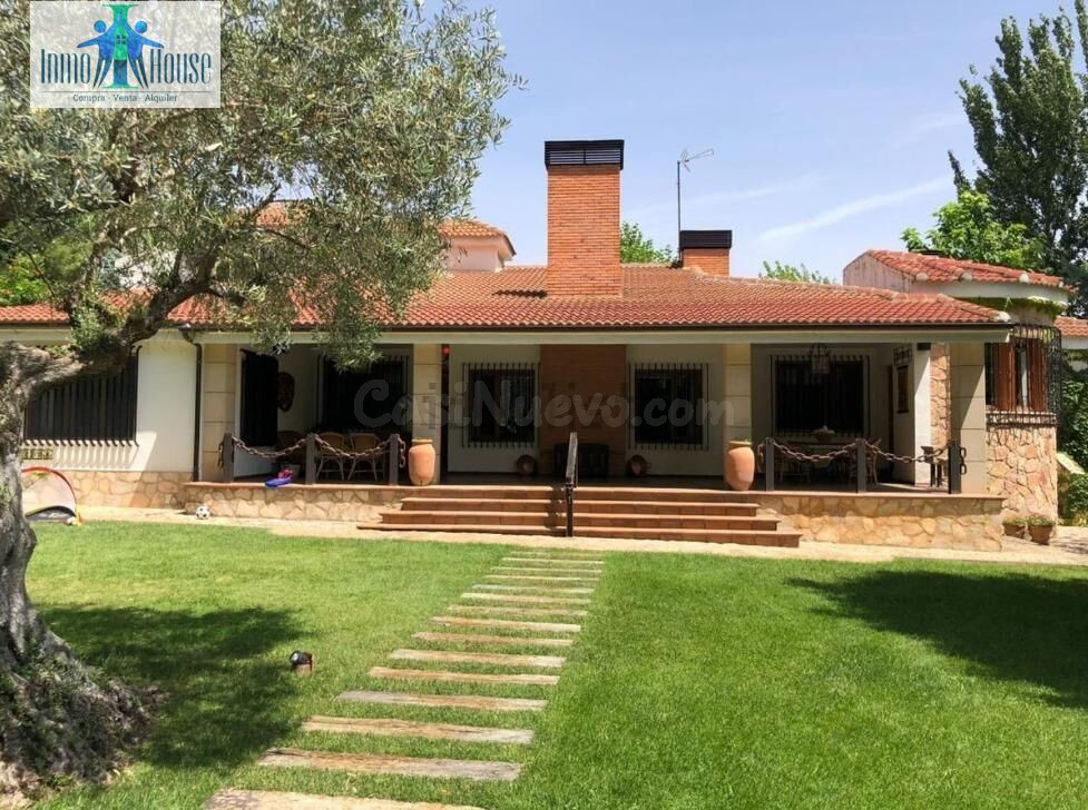 GRAN CHALET ( CARRETERA JAEN )