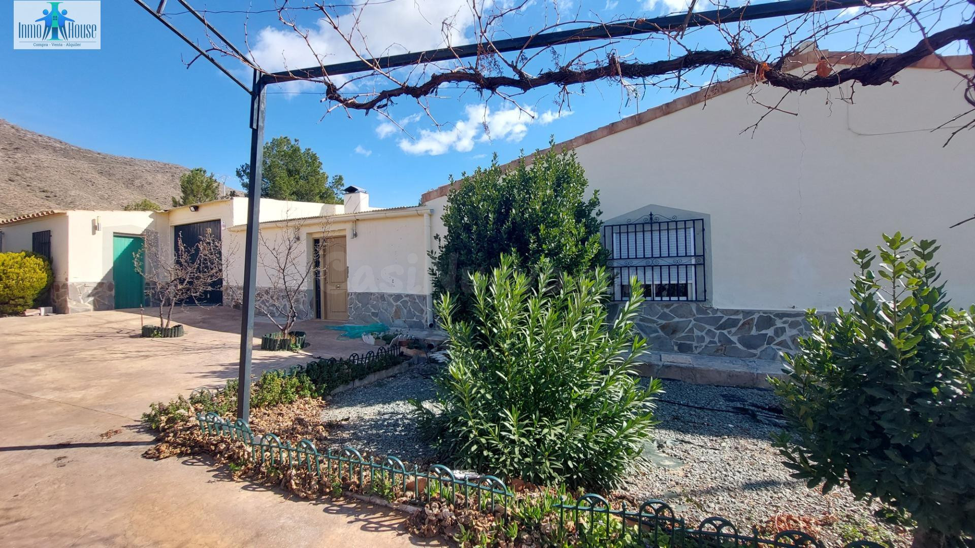 AMPLIA Y BONITA CASA DE PUEBLO CON PISCINA