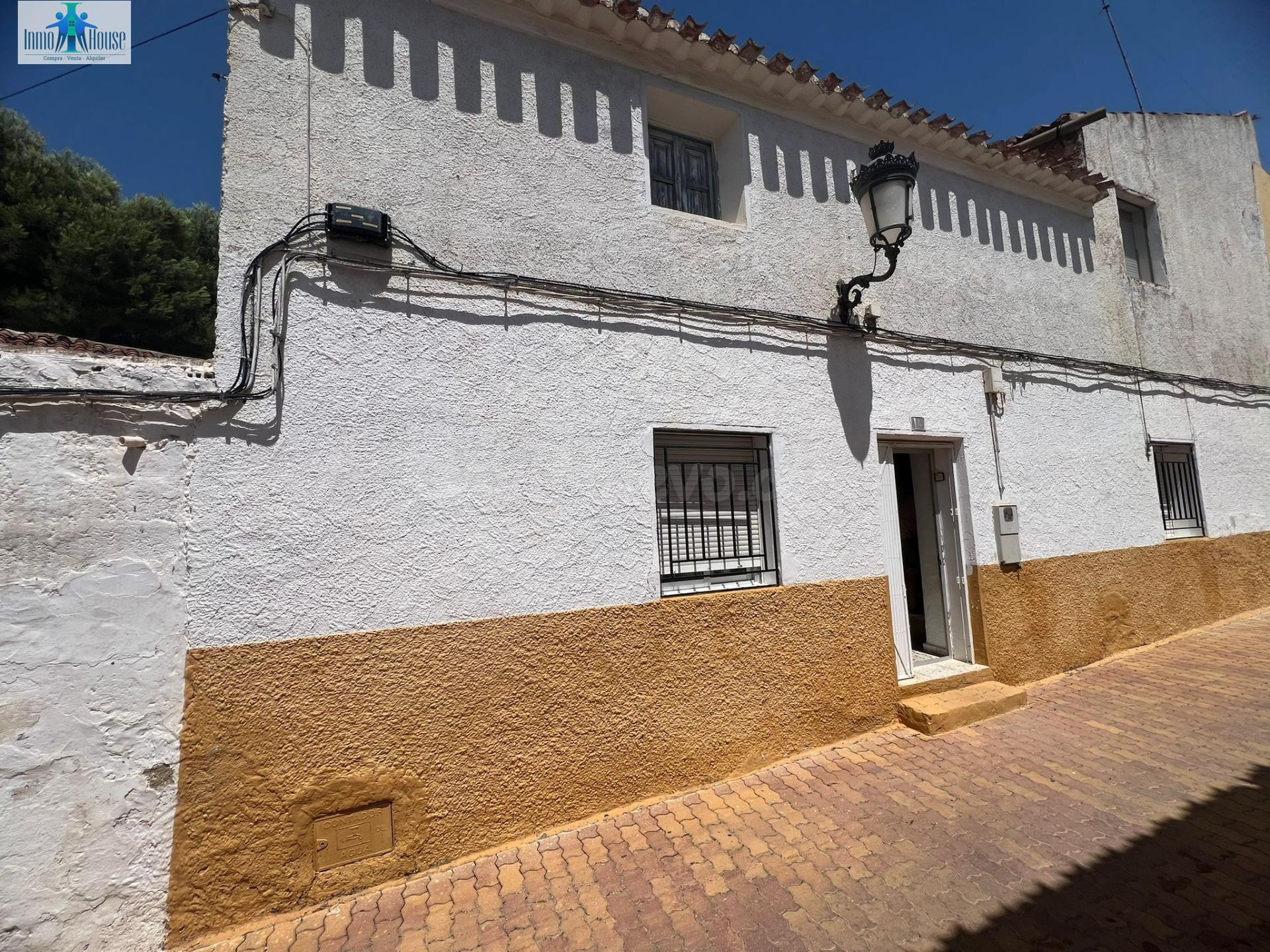 SE VENDE TERRENO CON DOS CASAS - ALCADOZO