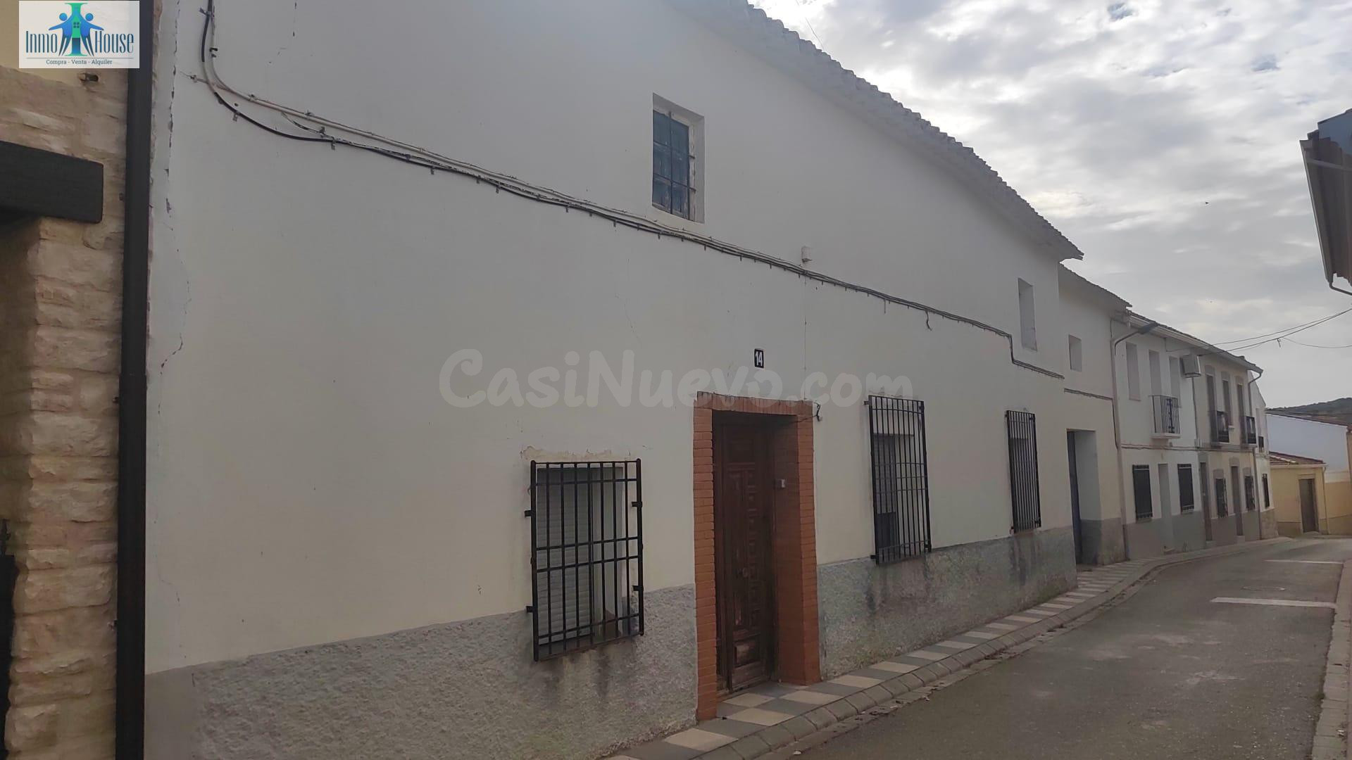 SE VENDE CASA DE PUEBLO -- LEZUZA