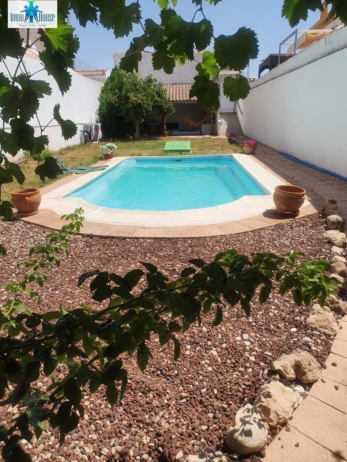 INMOHOUSE VENDE CHALET CON PISCINA EN MOTILLEJA