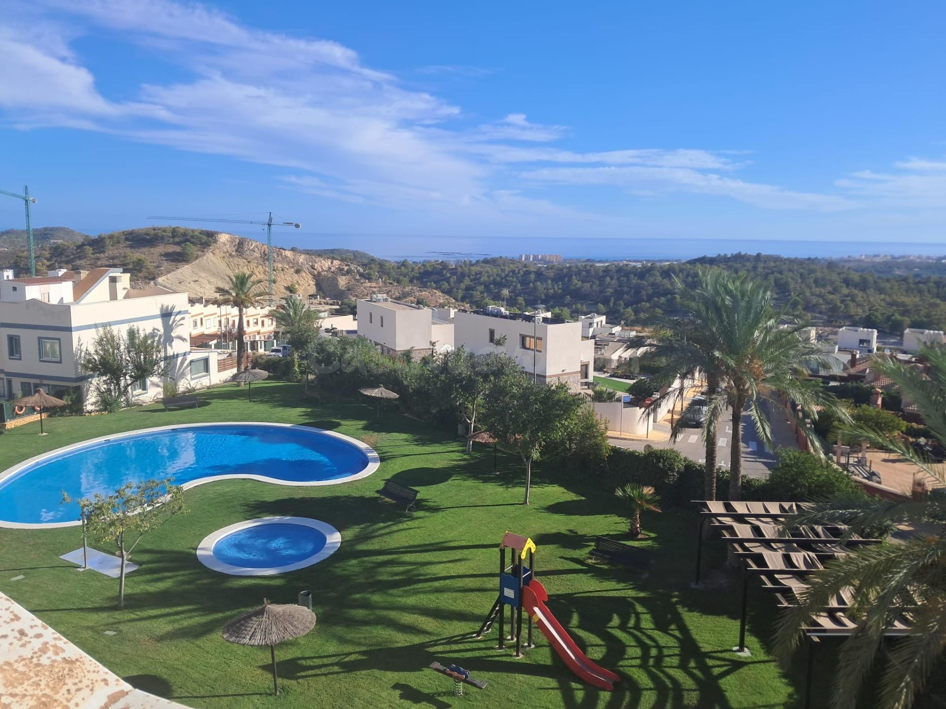 Adosado reformado con vistas al mar, solárium y piscina