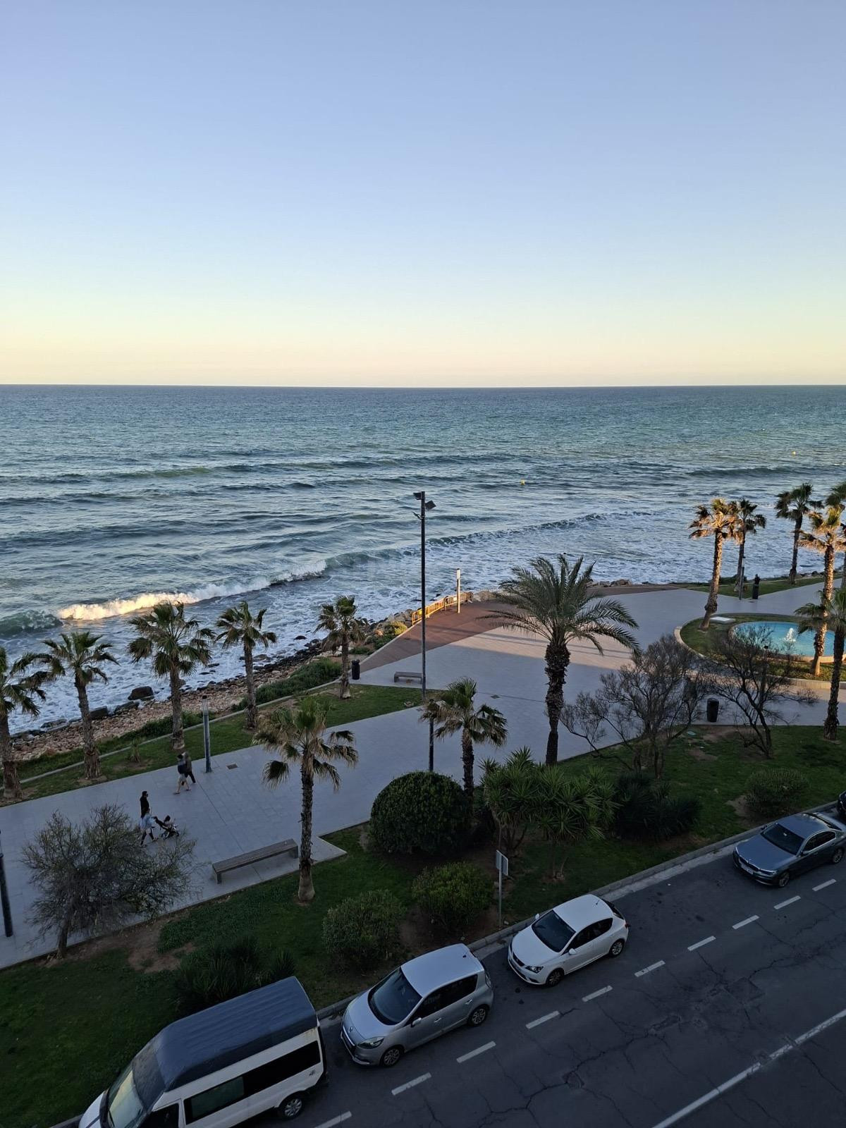 Piso de 3 dormitorios con piscina a 30 metros de Playa del Cura – Torrevieja