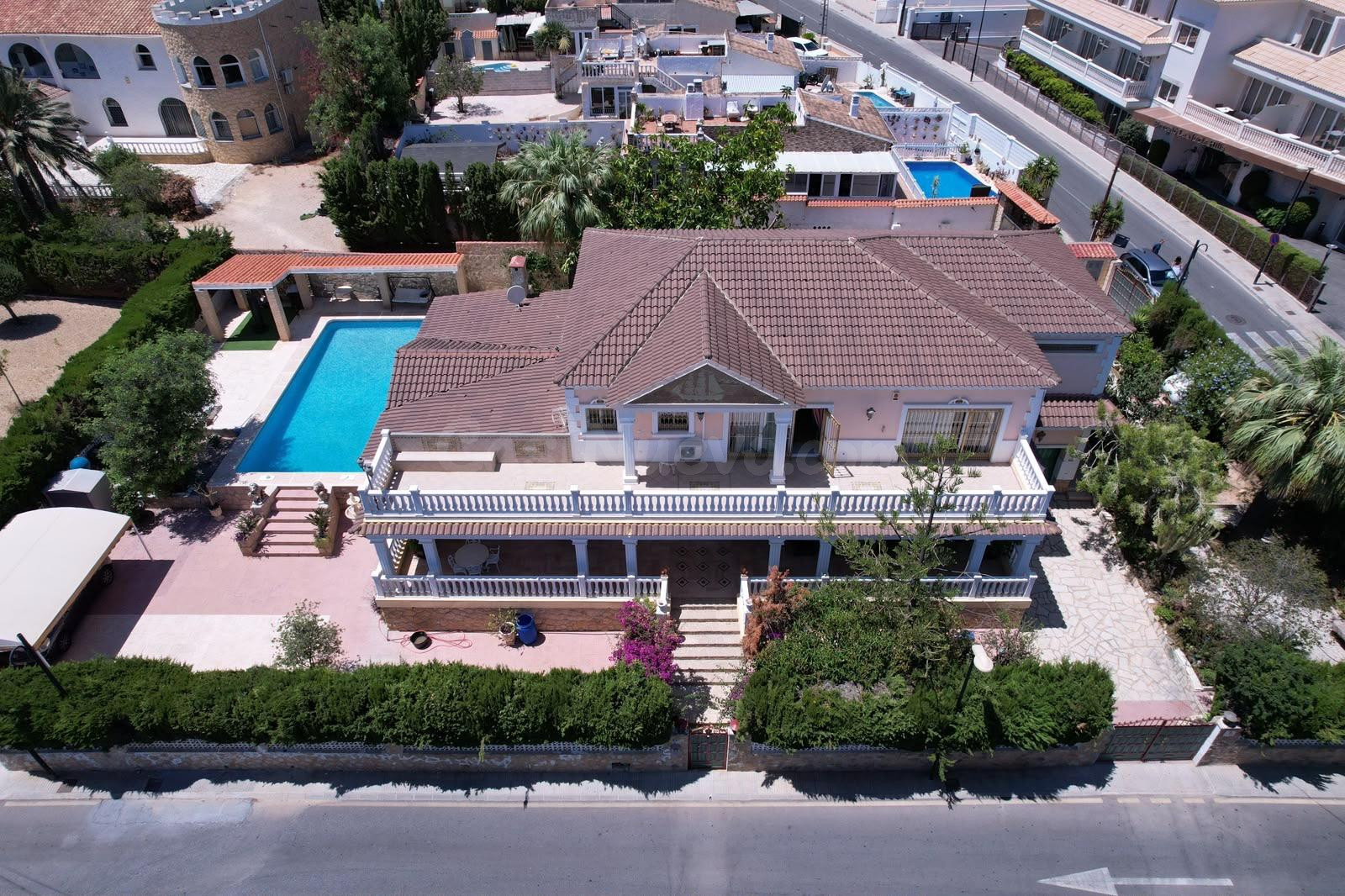 CHALET INDEPENDIENTE DE LUJO EN ALQUILER EN LA NUCÍA | 6 DORMITORIOS | PISCINA PRIVADA | +700 m2
