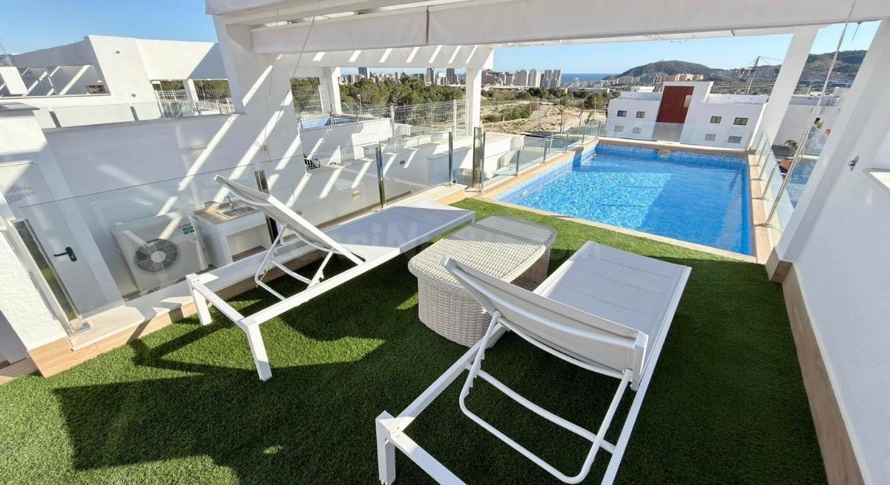 Ático con piscina privada, gran terraza y vistas al mar en Finestrat