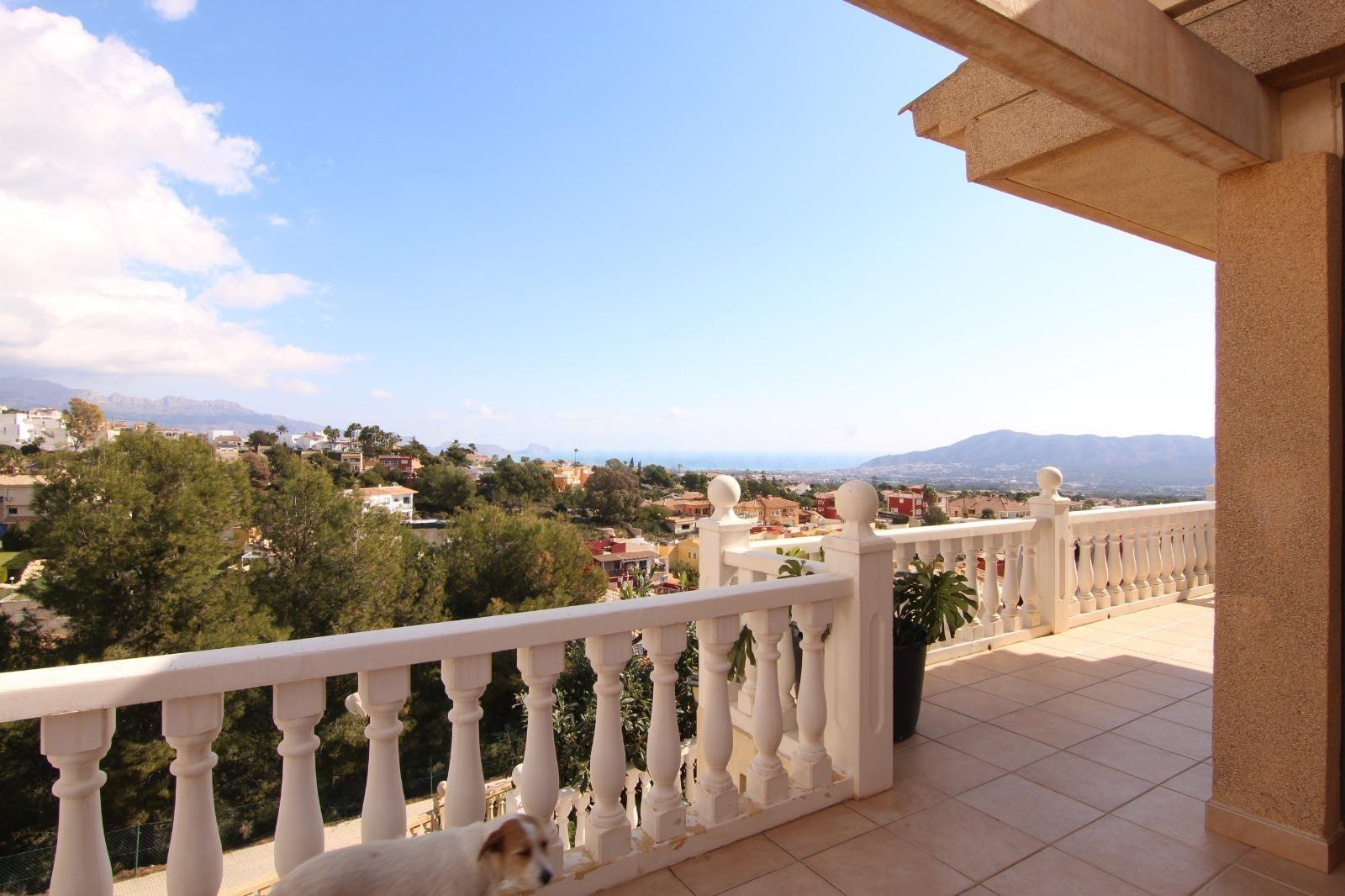 Exclusivo Chalet en La Nucía con Piscina Propia y Vistas Despejadas