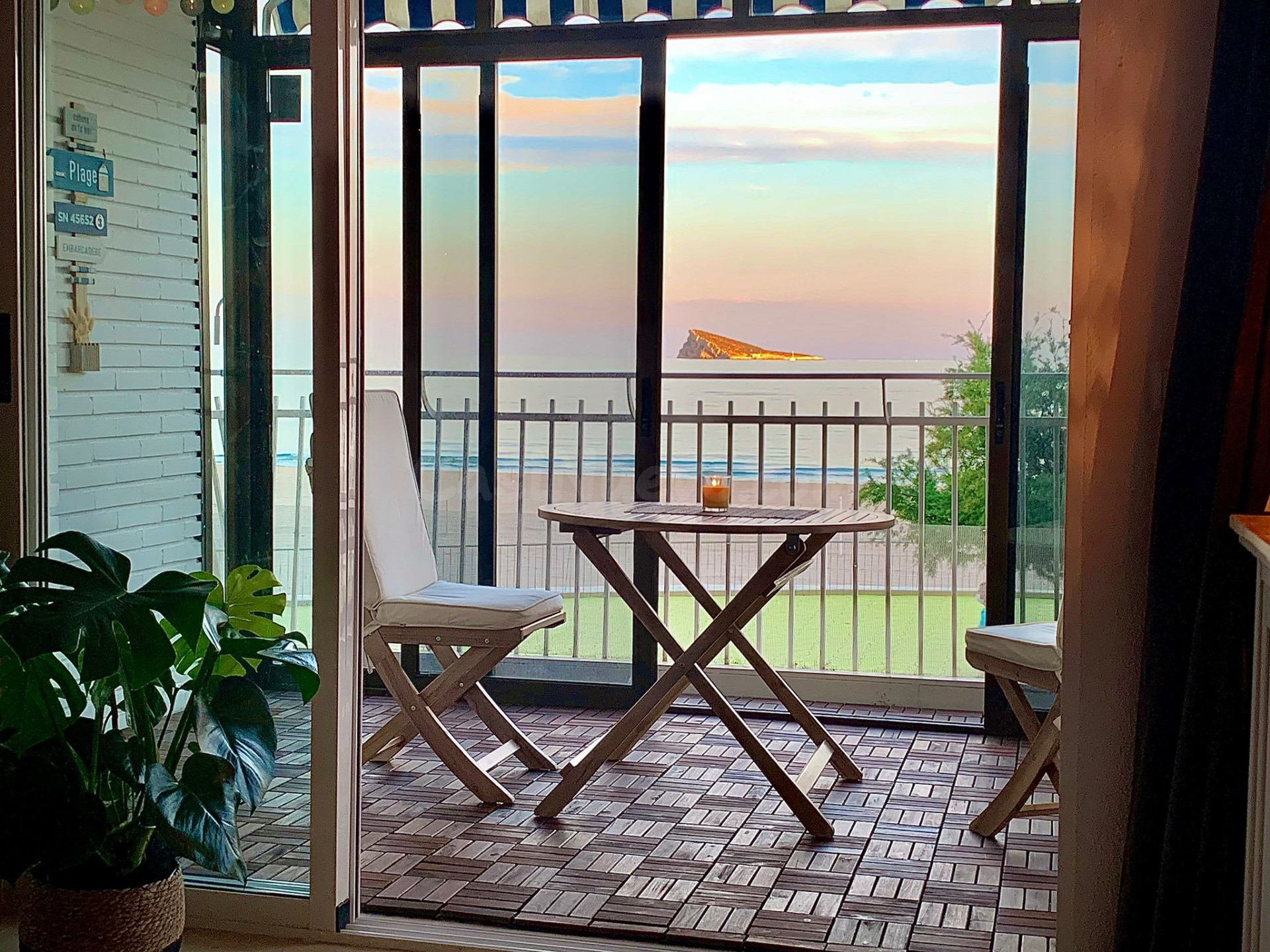 APARTAMENTO REFORMADO EN 1ª LÍNEA DE PLAYA DE PONIENTE
