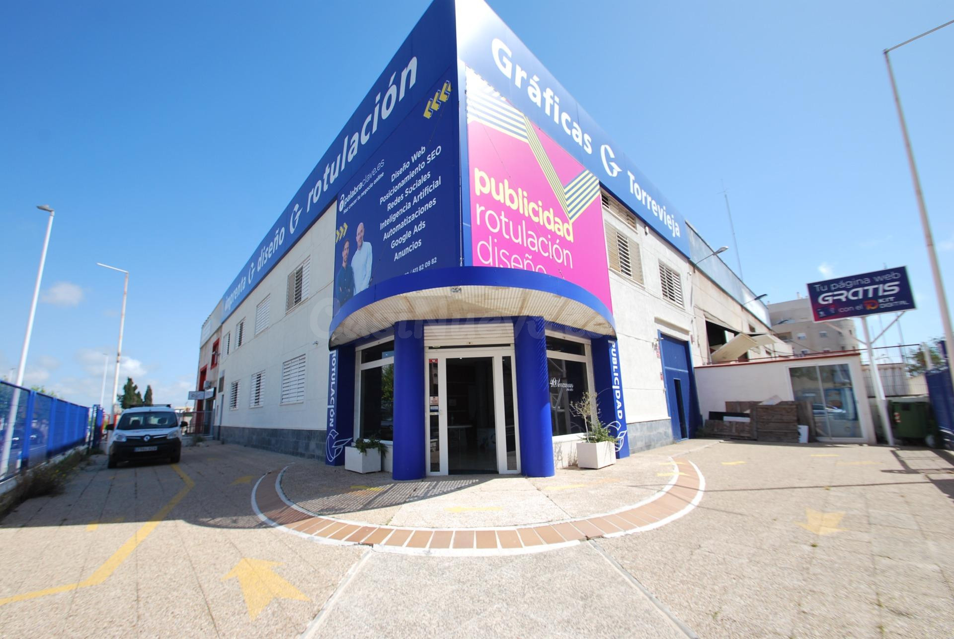 Amplia Nave Industrial en Alquiler en Torrevieja - Polígono Casa Grande