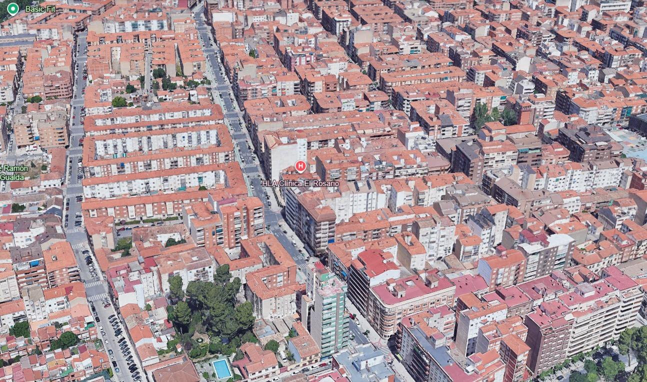 Local comercial en alquiler de 140 m2 junto a Clínica del Rosario – gran fachada y salida de humos