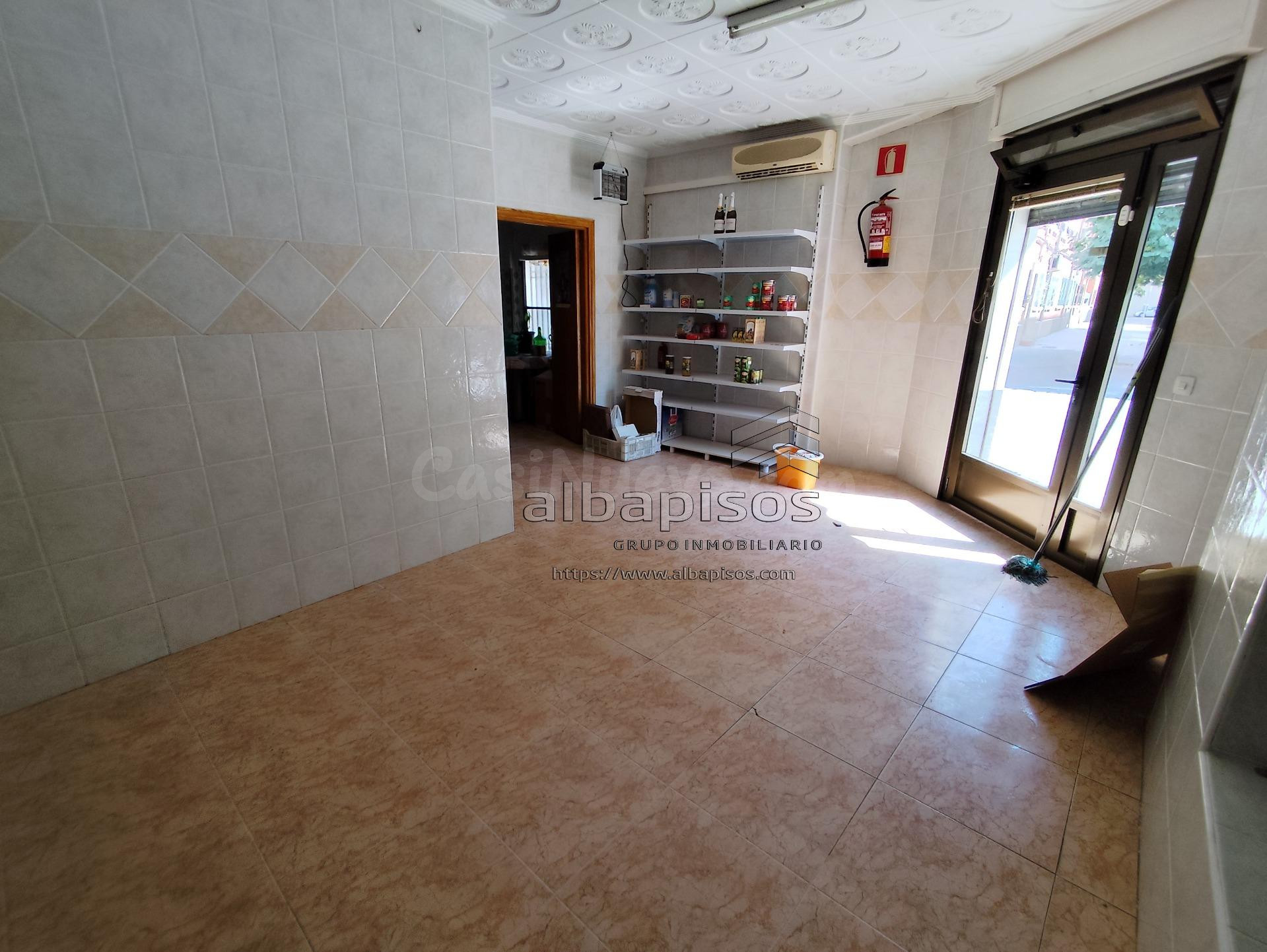 "Local en esquina con posibilidad de convertir en vivienda con garaje | 74 m2 | El Pilar"