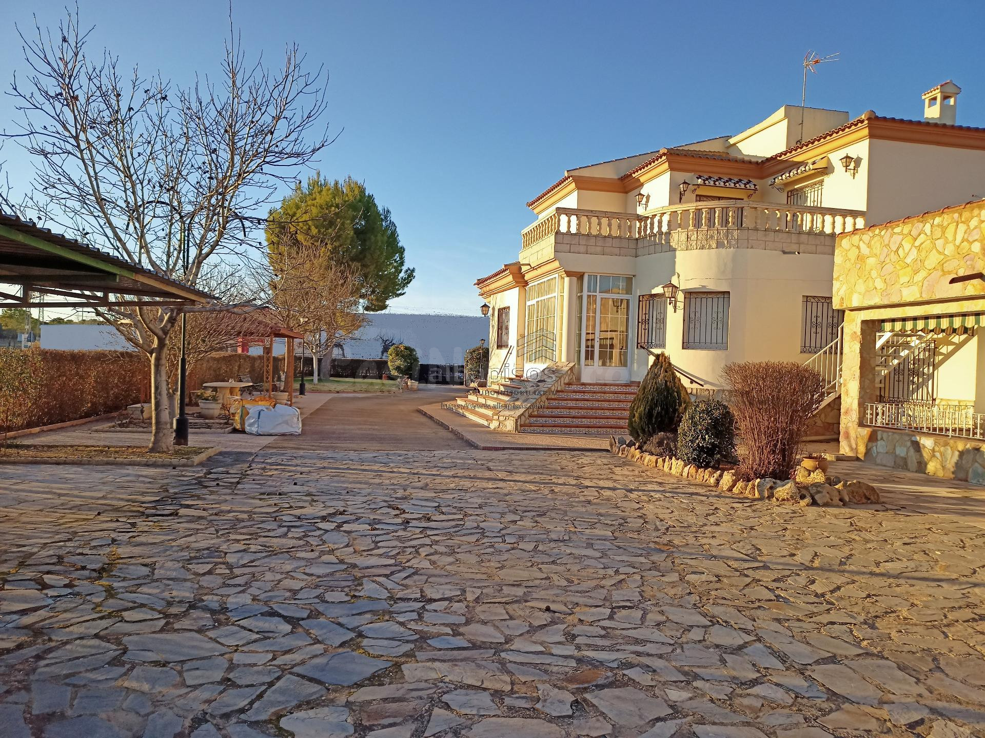 ESPECTACULAR Y EXCLUSIVO CHALET-RESIDENCIA CON PARCELA DE 2350 METROS EN AGUAS NUEVAS