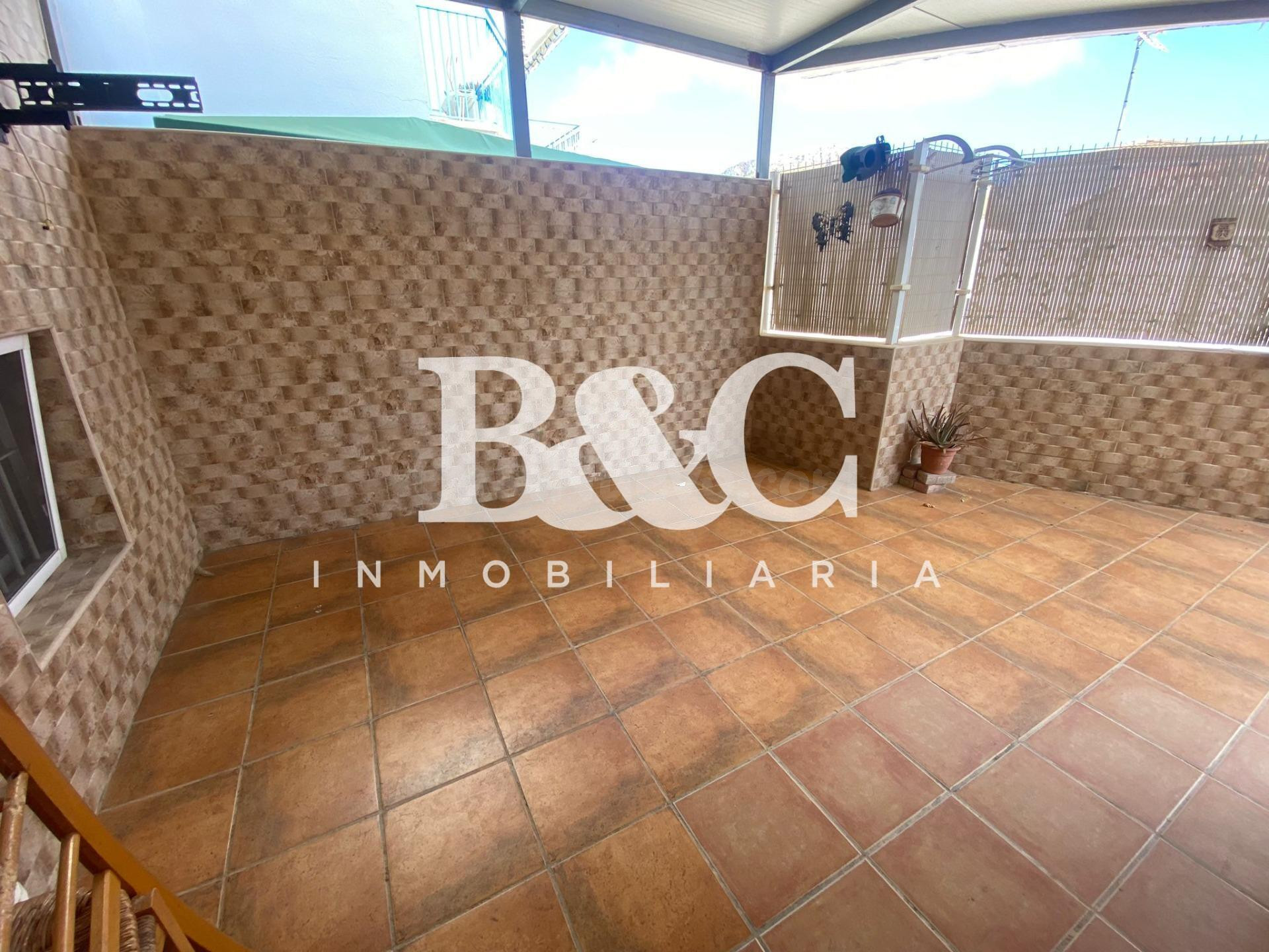 Dúplex con piscina comunitaria, garaje privado y vistas al mar.