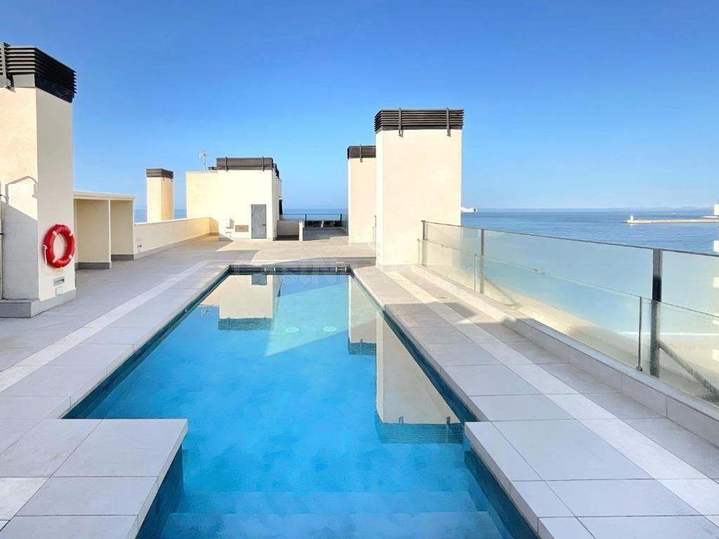 PISO MODERNO Y LUMINOSO A ESCASOS METROS DEL MAR