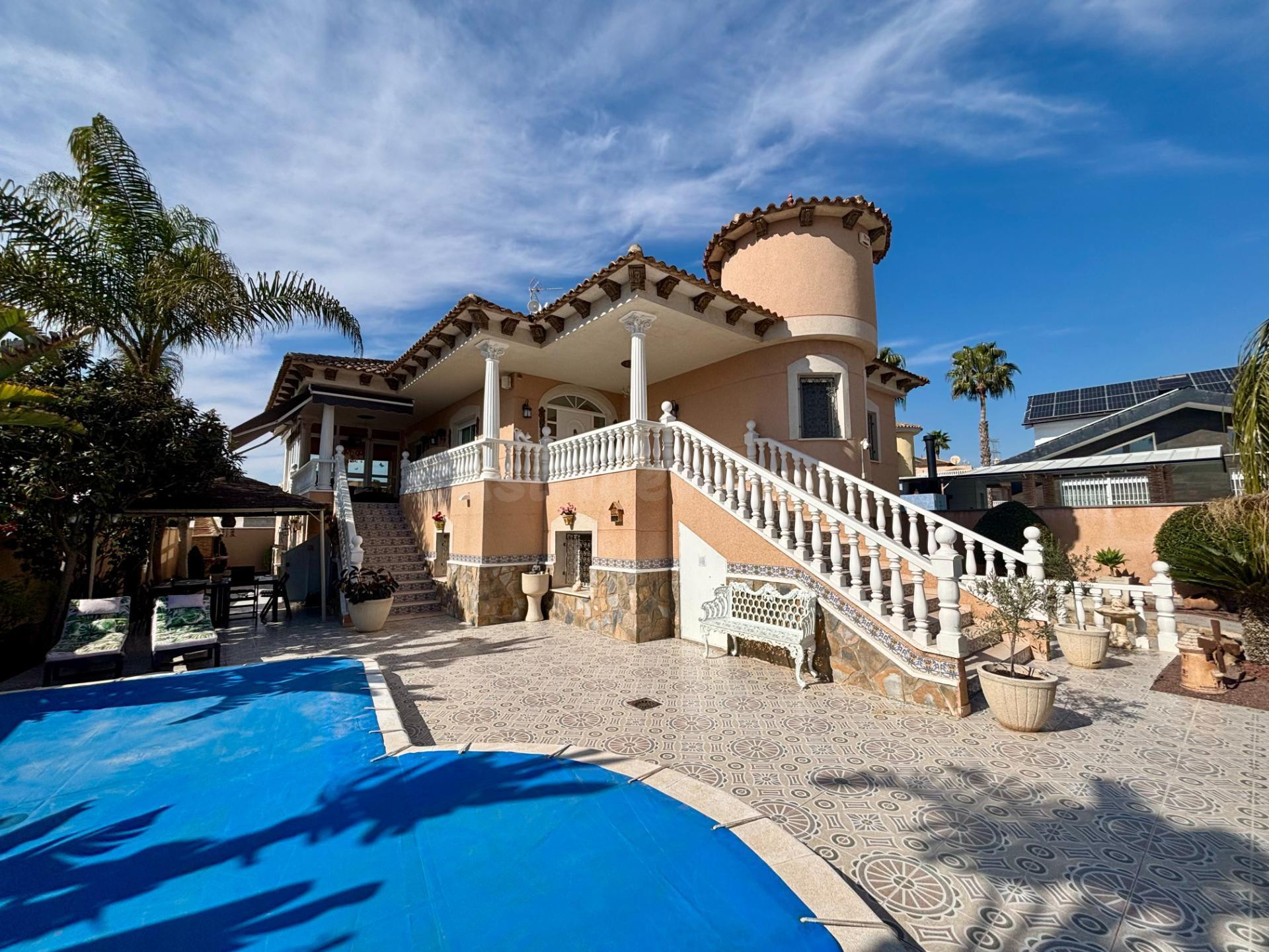 Villa de lujo en Venta en urbanización Benfispark, con piscina privada