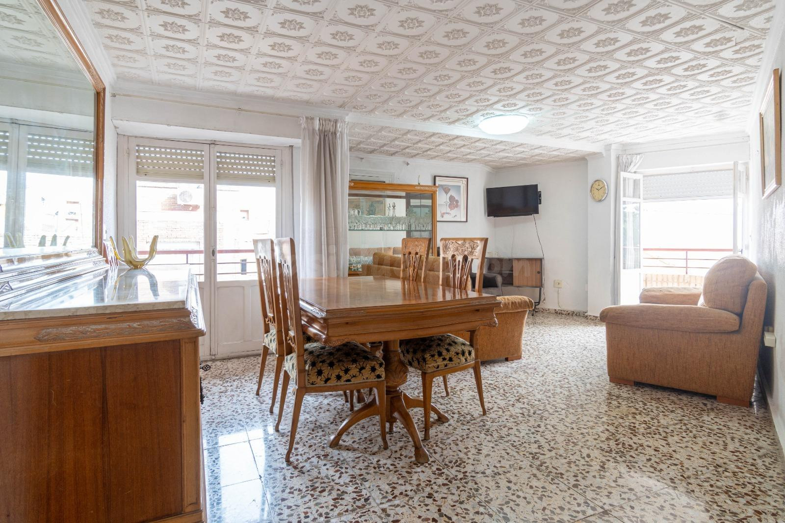 Amplio y céntrico piso de 4 habitaciones, 2 baños completos y varios balcones
