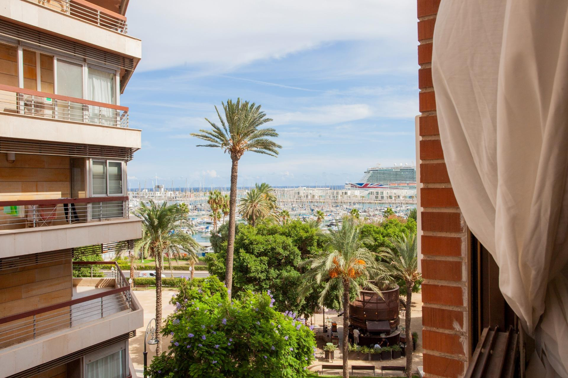 Piso céntrico con garaje y vistas laterales al puerto, 4 habitaciones y 2 baños completos
