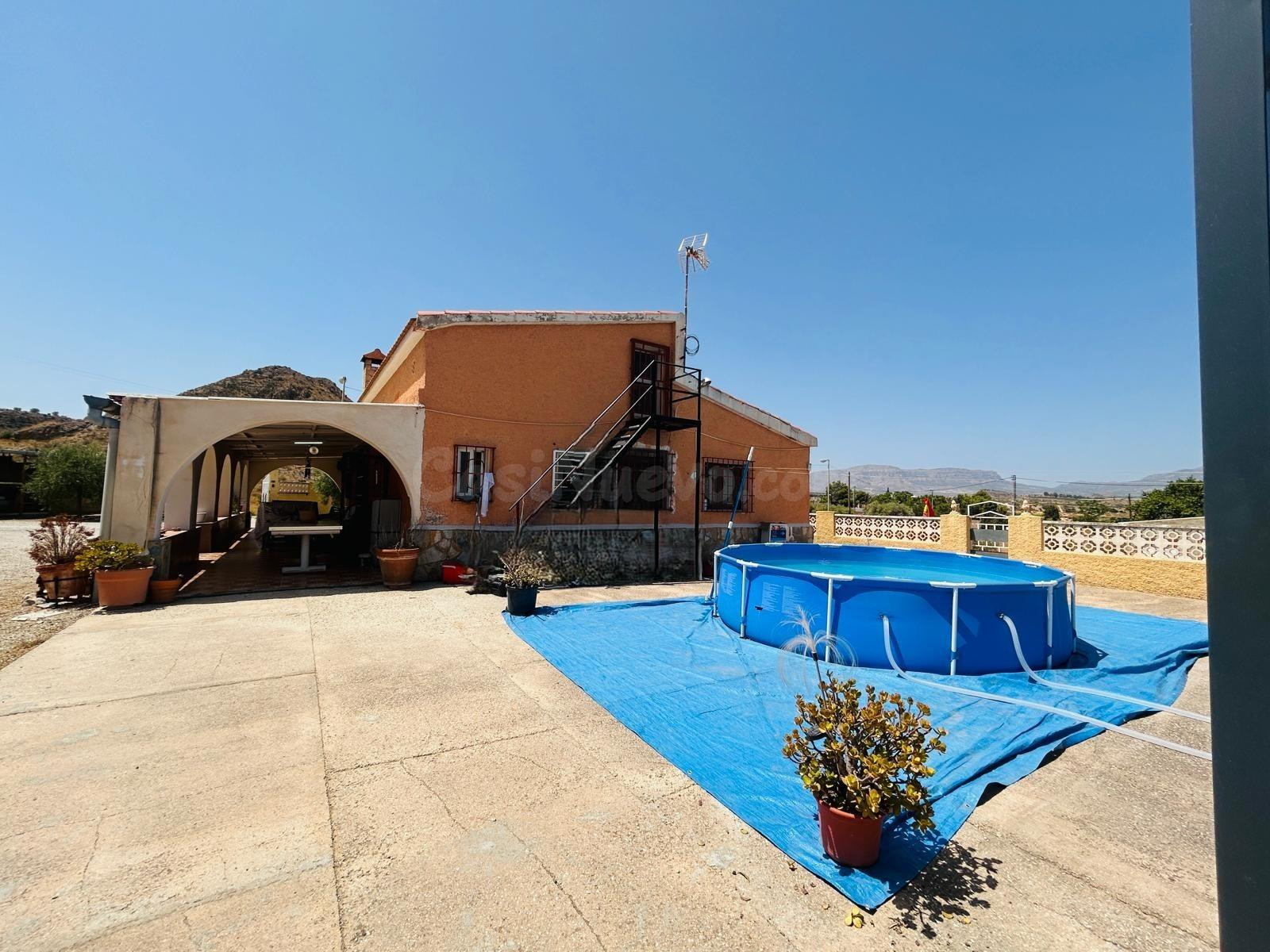 Chalet independiente con casa de invitados, piscina privada y parcela urbana de 3.010 m2 en La Cañada del Fenollar-Alicante