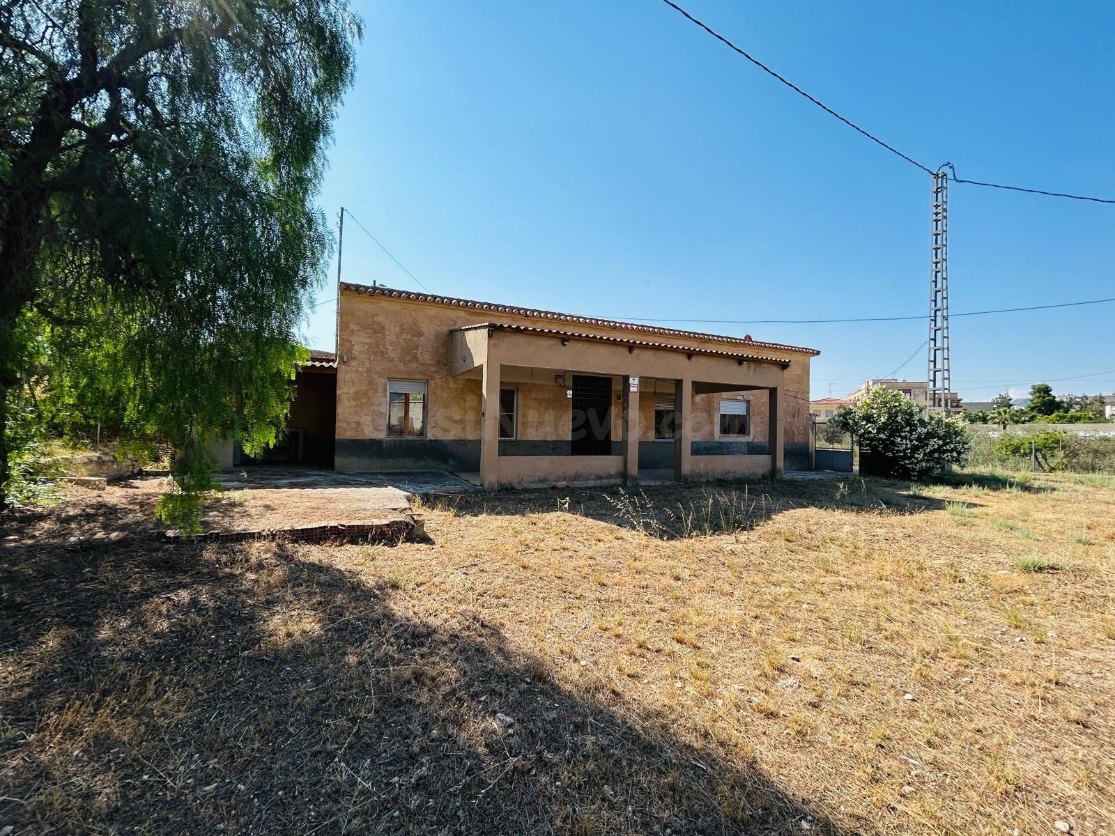 Chalet independiente con parcela para reformar en Monóvar