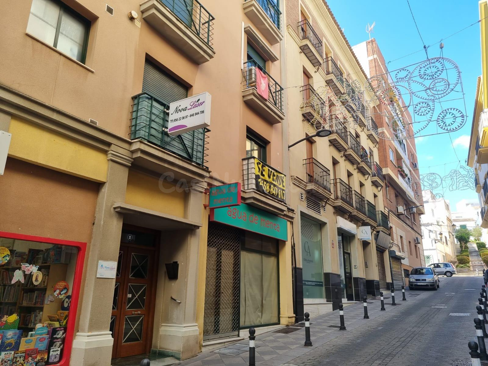 LOCAL COMERCIAL EN CALLE ROCHA, A 1 MINUTO DE LA PLAZA ALTA Y AL LADO DE LA CALLE ANCHA