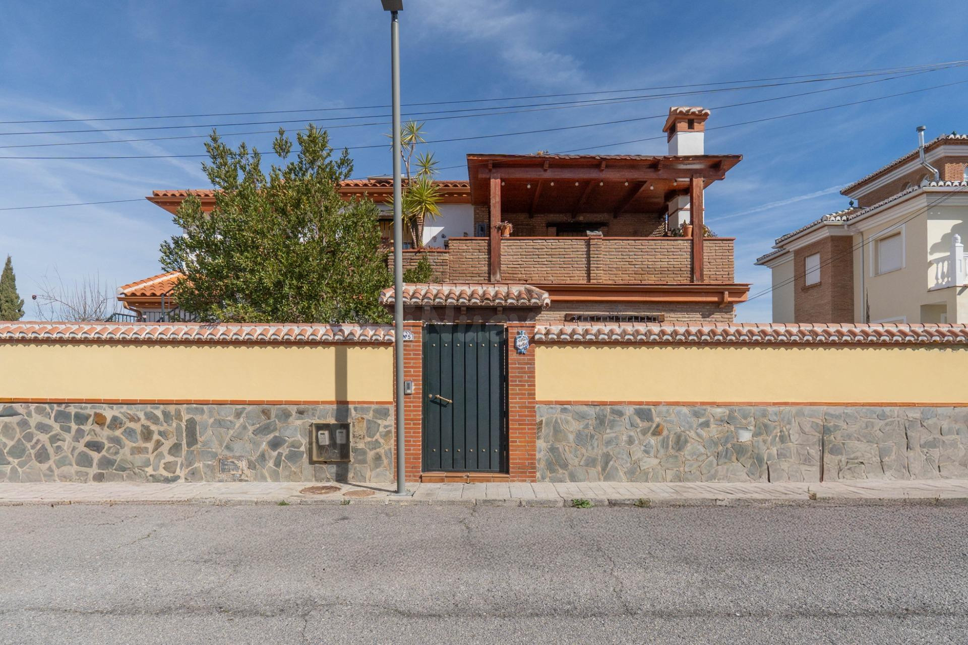 CHALET CON PISCINA EN OTURA!!!!!!!!!!!!!!!!