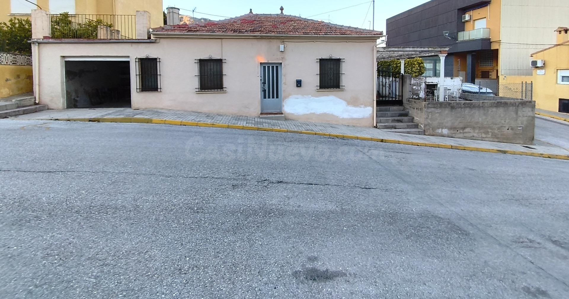 CASA CON PARCELA EN COCENTAINA  DENTRO DEL CASCO URBANO UBICADA A LA SALIDA DEL PUEBLO.
