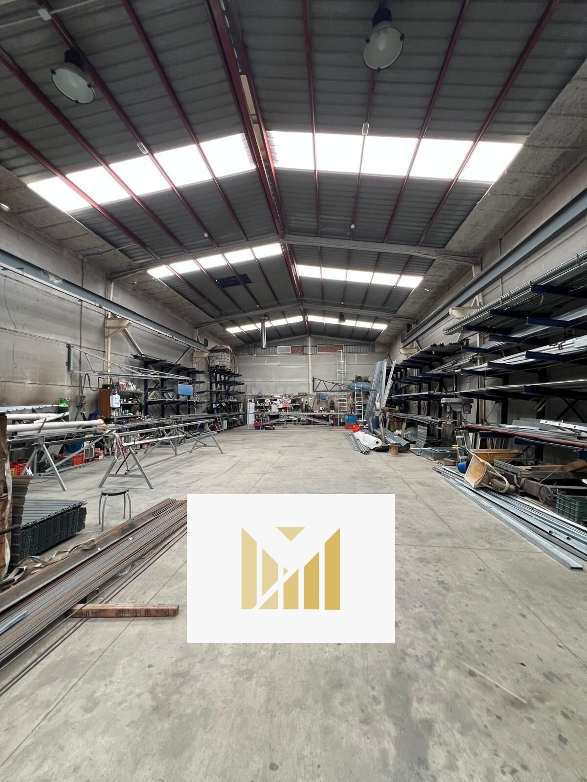NAVE INDUSTRIAL CON MAQUINARIA