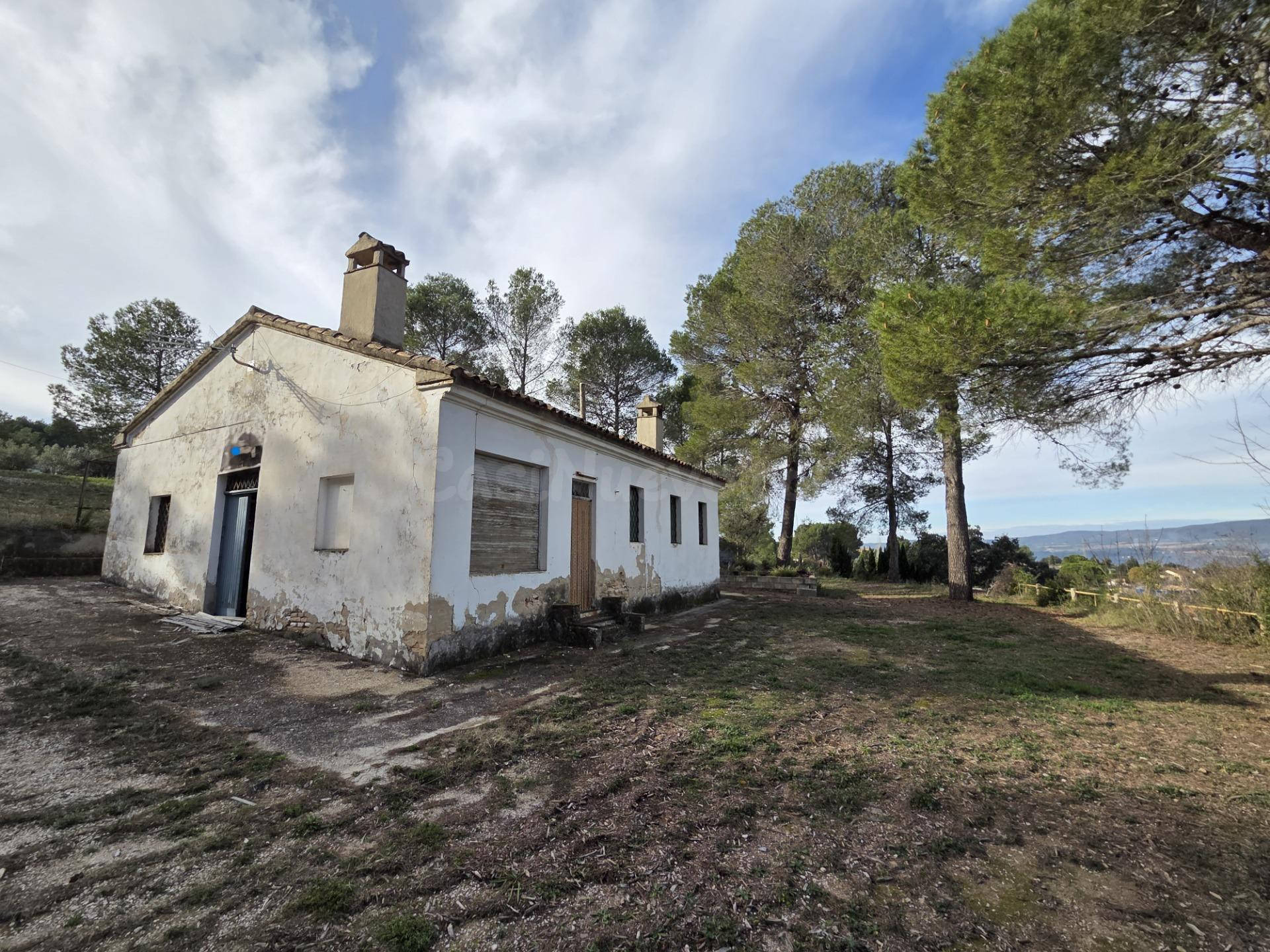 Casa de campo en terreno urbanizable a la venta en Ontinyent