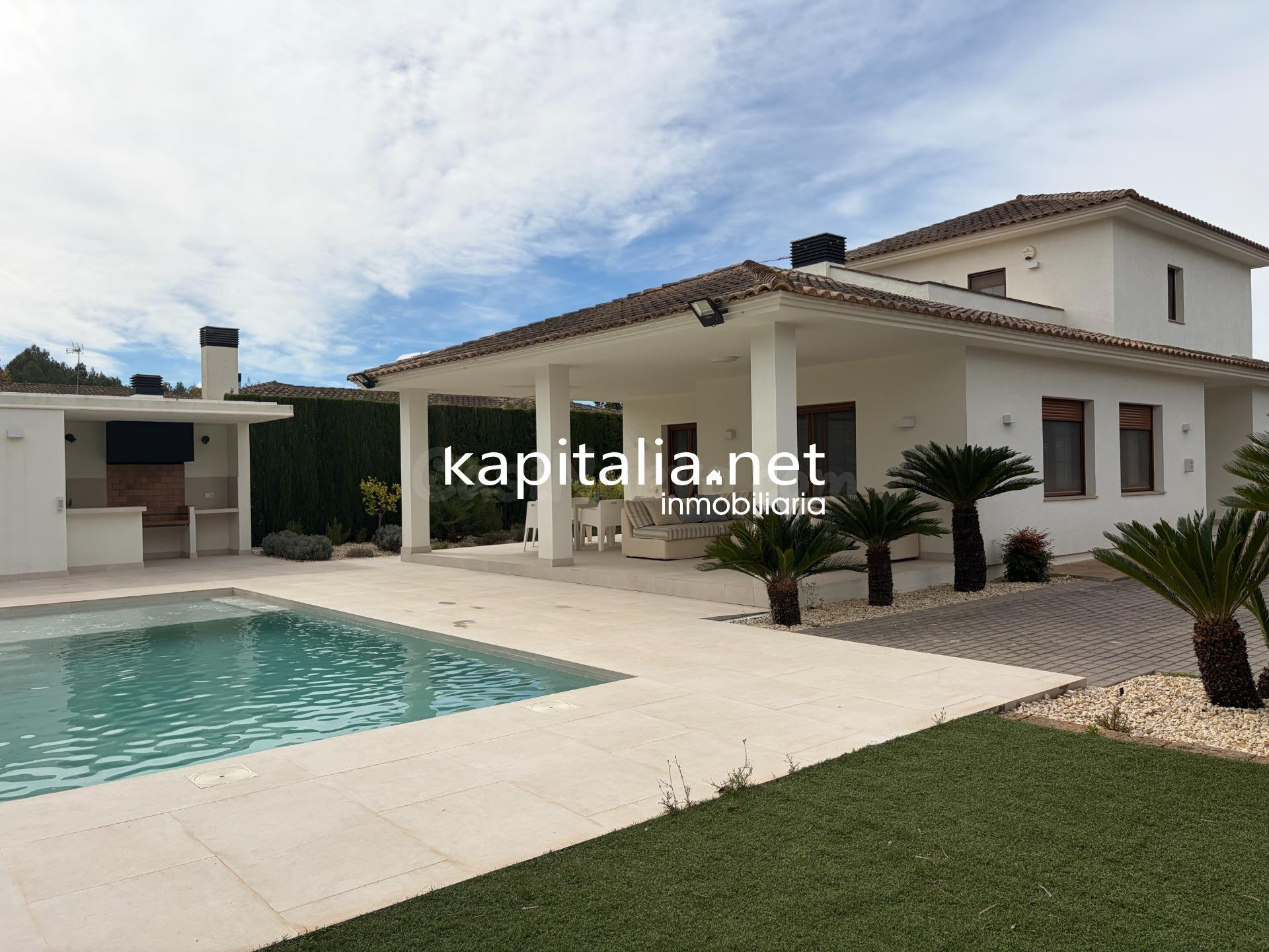 Espectacular Chalet en EXCLUSIVA en KAPITALIA ubicado en la prestigiosa urbanización El Pilar.