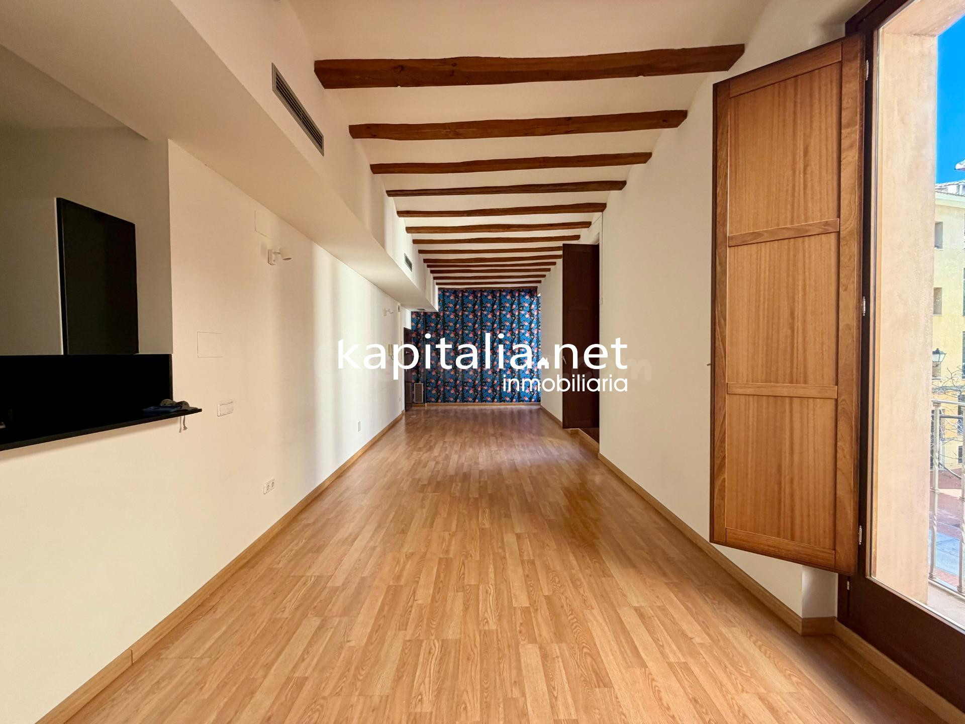 Piso en edificio histórico en perfecto estado - foto 2