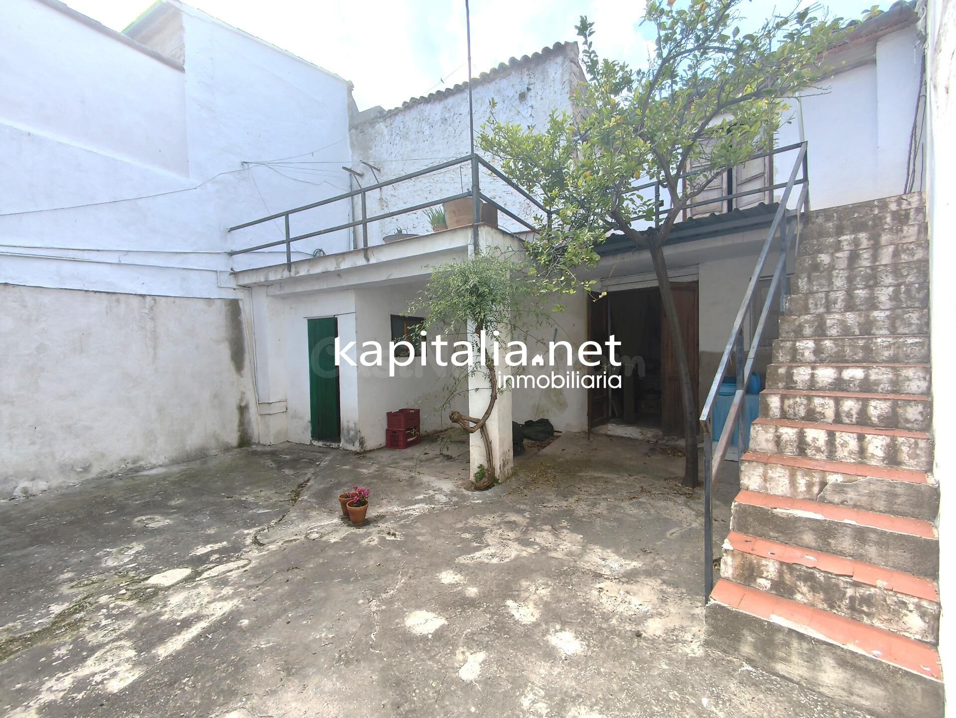 CASA CON AMPLIO PATIO Y GARAJE A LA VENTA EN GAIANES