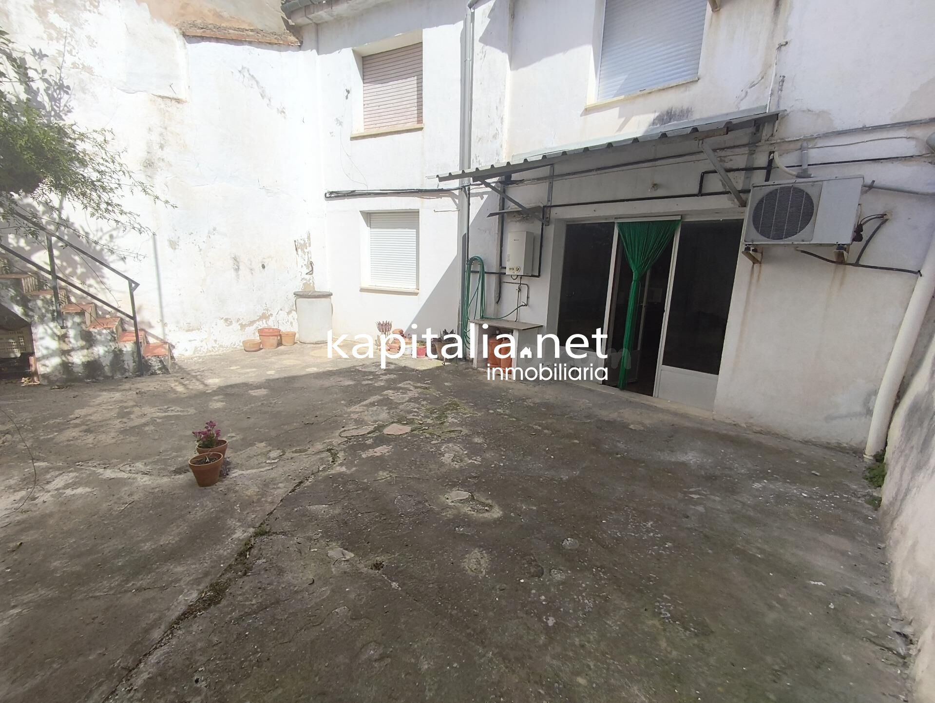 CASA CON AMPLIO PATIO Y GARAJE A LA VENTA EN GAIANES - foto 2