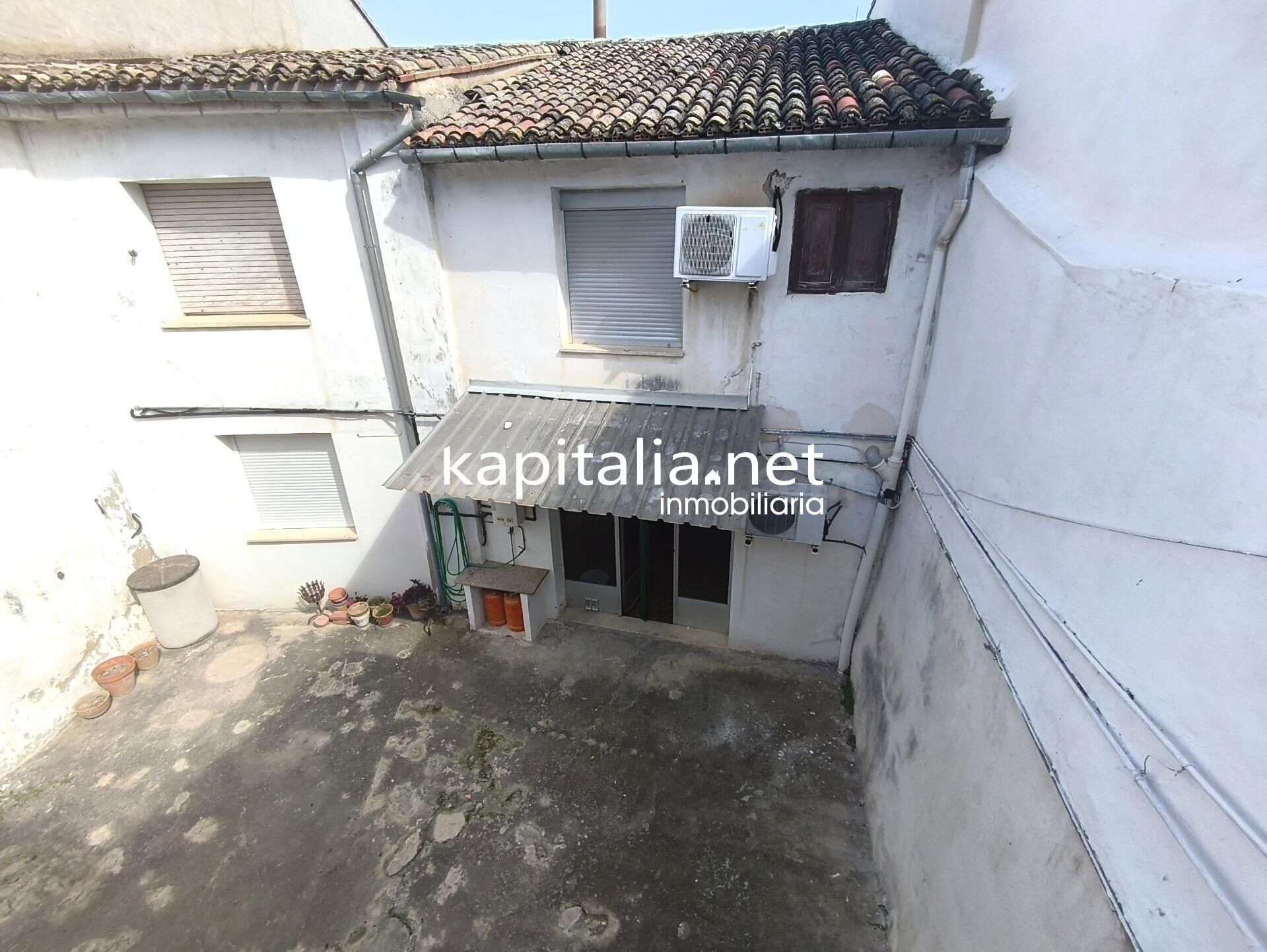 CASA CON AMPLIO PATIO Y GARAJE A LA VENTA EN GAIANES - foto 3