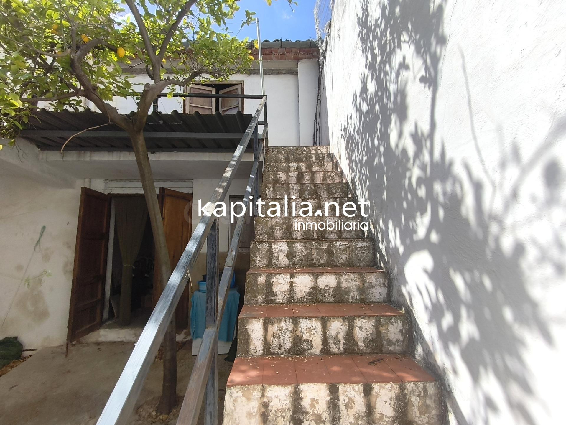 CASA CON AMPLIO PATIO Y GARAJE A LA VENTA EN GAIANES - foto 4