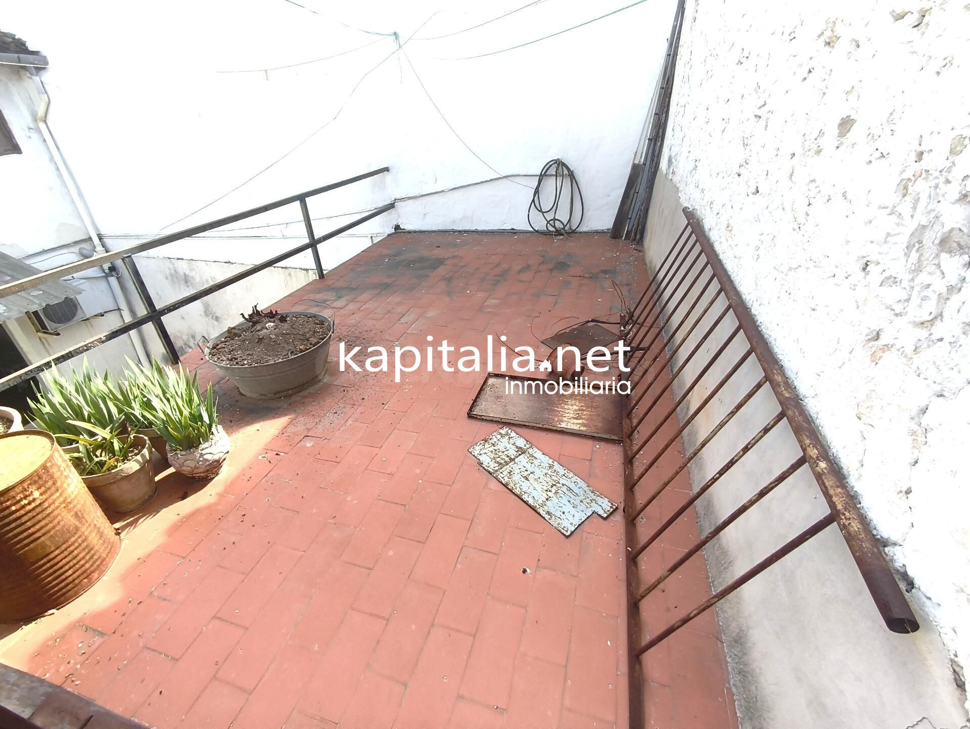CASA CON AMPLIO PATIO Y GARAJE A LA VENTA EN GAIANES - foto 5
