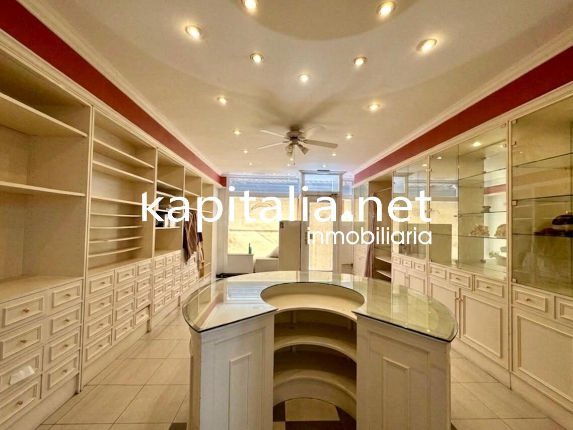 Local comercial en dos plantas con gran escaparate  Calle Entenza, Alcoy
