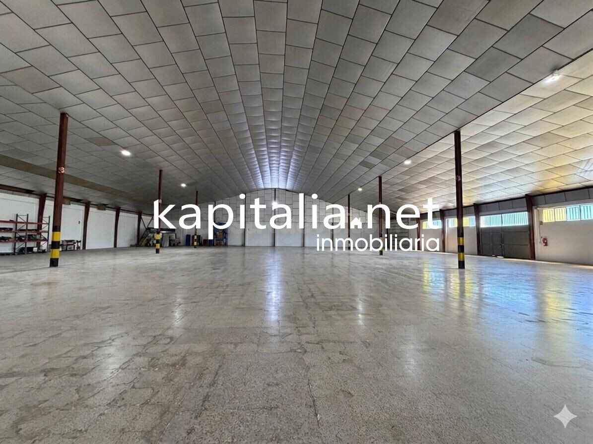 Nave junto Avenida del textil.