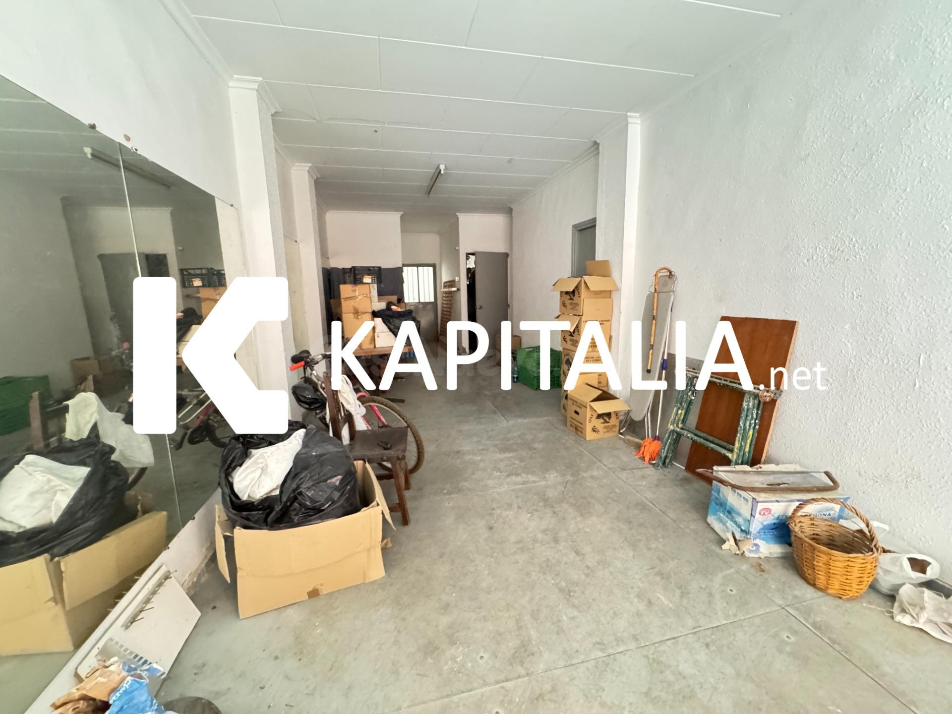 Local comercial a la venta en Ontinyent con posibilidad de vivienda.
