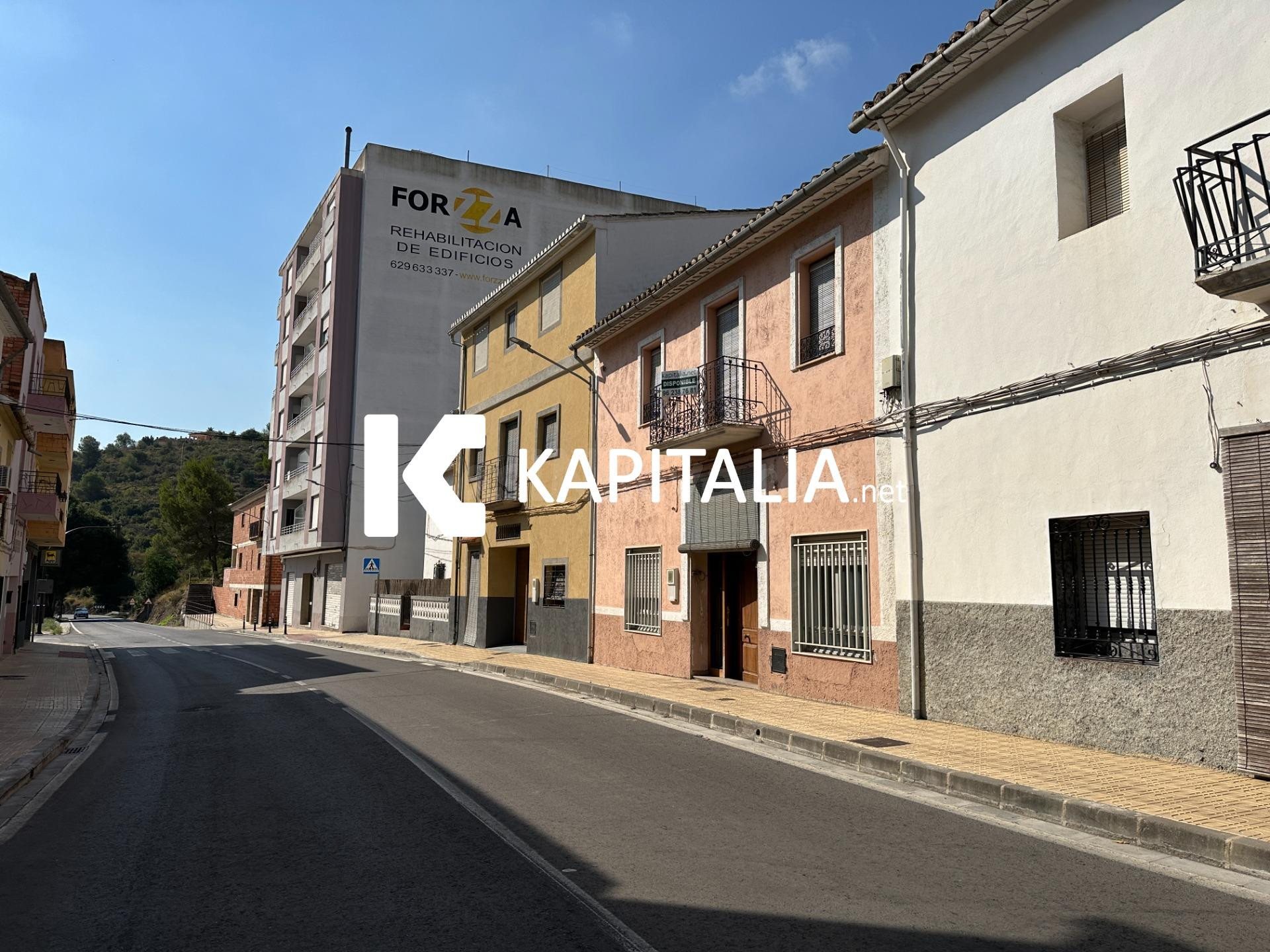 CASA en VENTA en el centro de Llutxent con patio y un enorme - foto 2