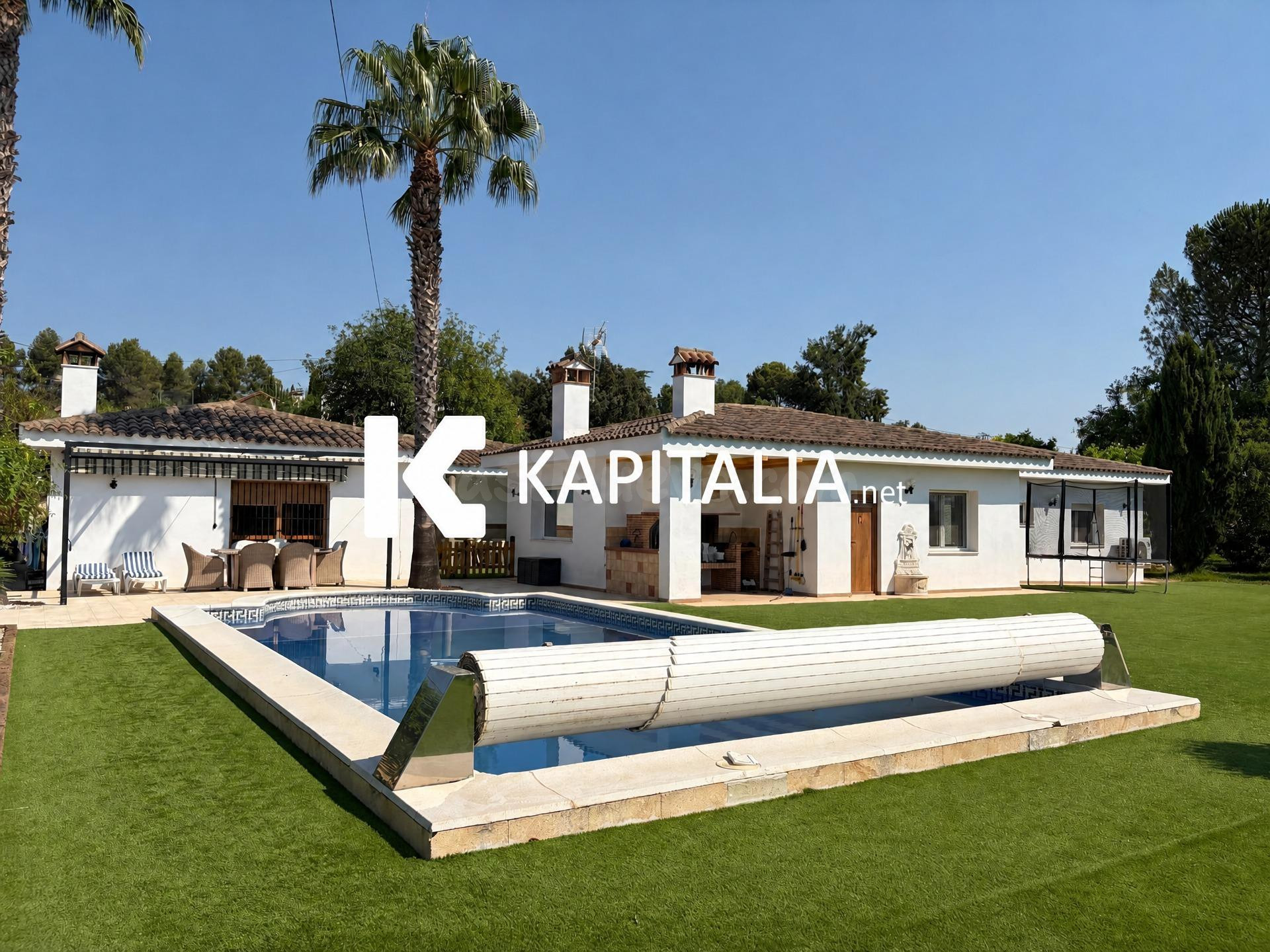 Exclusivo chalet de diseño en venta en Ontinyent, a un paso de la ciudad y con casa de invitados.