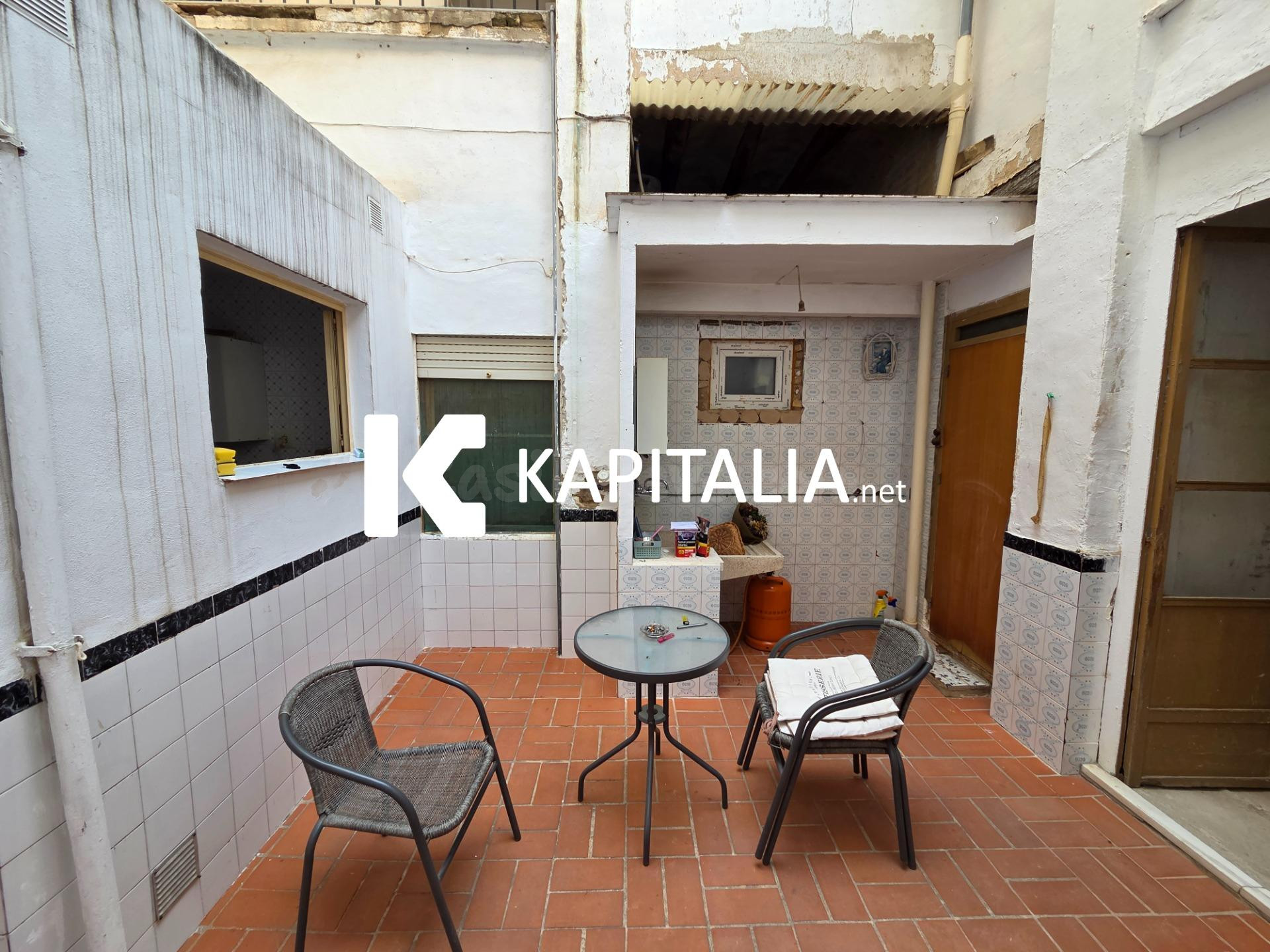 Gran casa a la venta en planta baja con patio y buhardilla