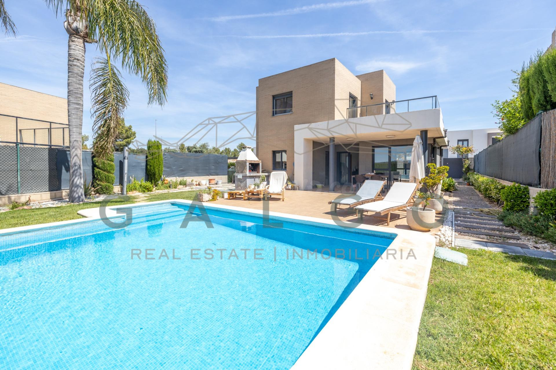 COMPRAR CHALET INDEPENDIENTE CON PISCINA PRIVADA, 4 DORMITORIOS Y GRAN PARCELA EN MONTESANO.