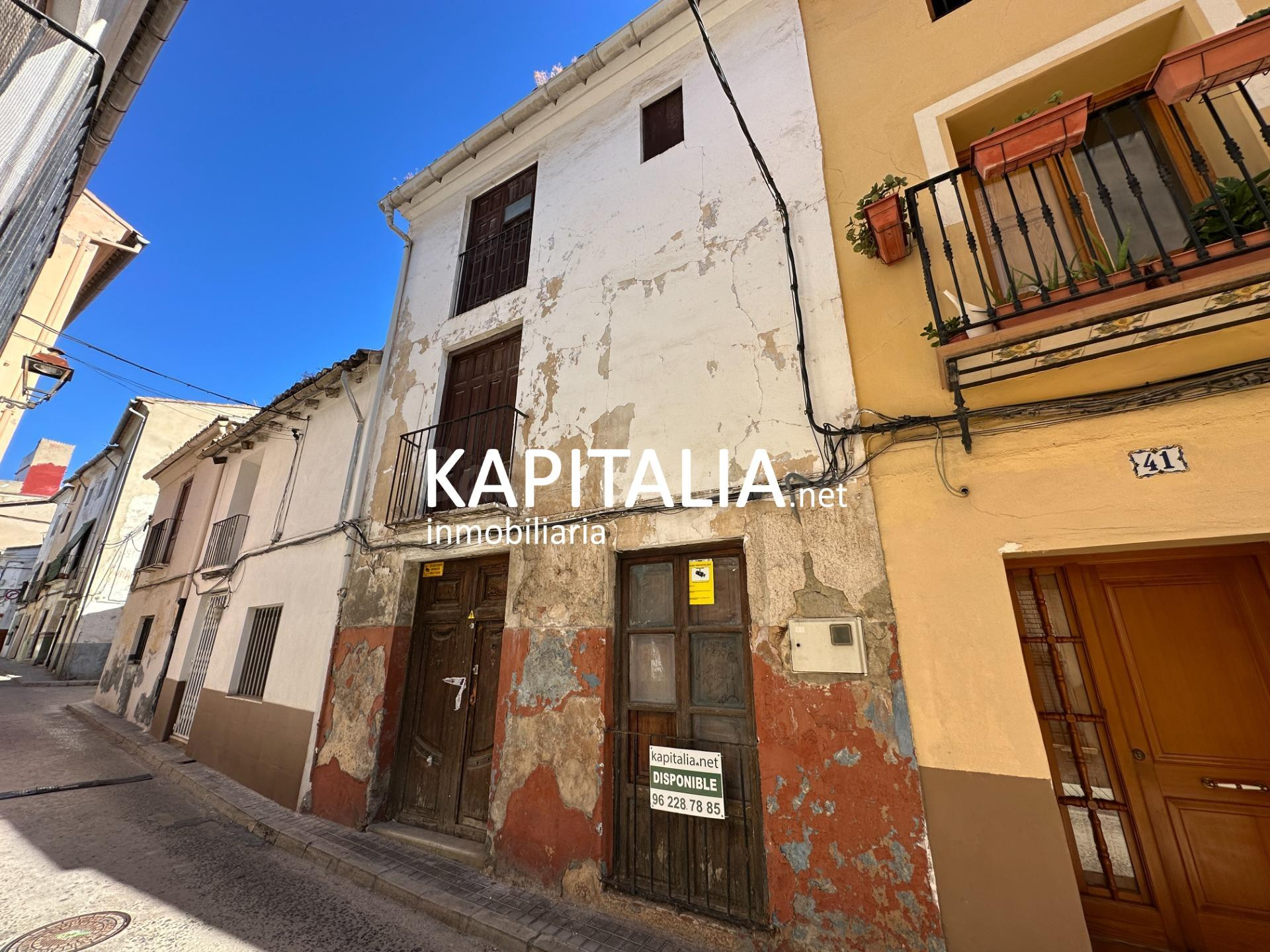 Casa en VENTA en Xàtiva, Calle Fuente Trencada, ideal para reforma integral y proyecto de reconstrucción