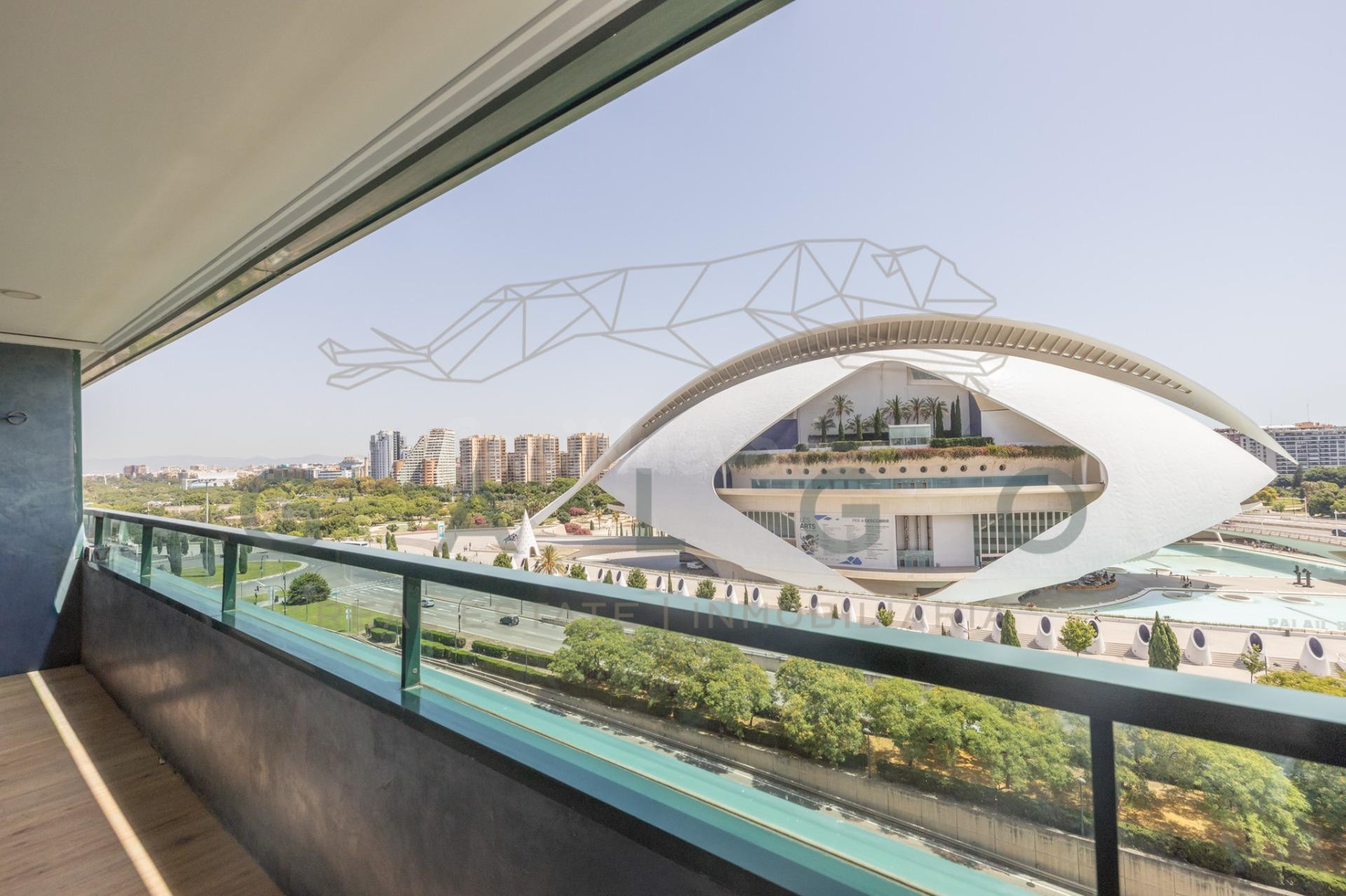Espectacular vivienda reformada con vistas panorámicas a la Ciudad de las Artes y al mar